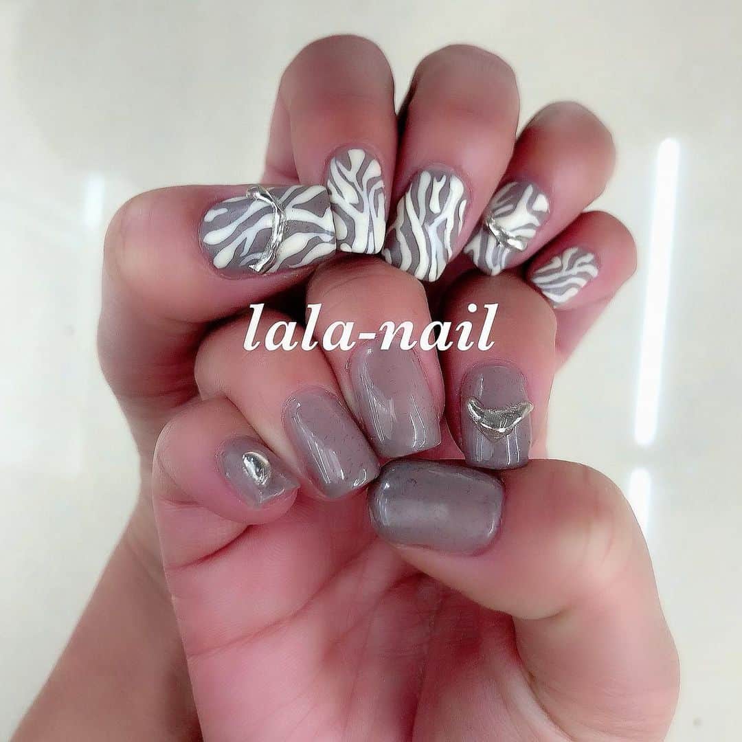 ETSUKOのインスタグラム：「ネイルは今日から営業してます💓 今年もどうぞlala-nail宜しくお願い致します✨  もふもふグレー可愛いくてお気に入りカラー🔛」