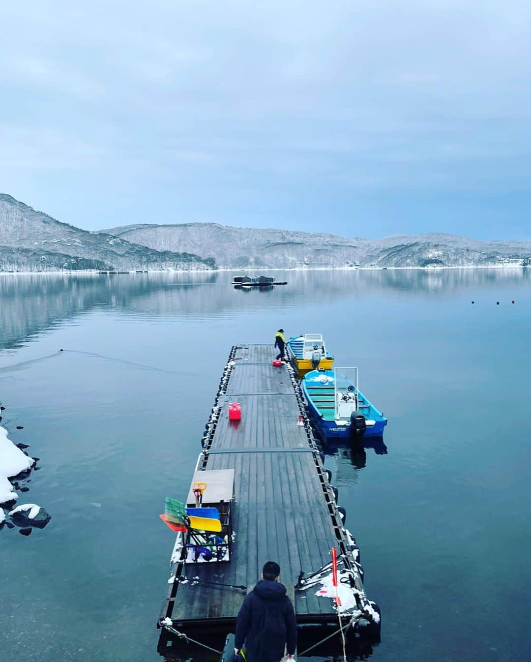 Rediscover Fukushimaのインスタグラム：「I tried smelt fishing!😆🎣(and failed)   Would you?🧐  During November and December, “wakasagi” or smelt fishing is done from on board a traditional Japanese houseboat. Those who go from January to March can fish from atop the ice on the frozen lake! ❄️   Either way, you will be decked out inside the houseboat or tent with warm heaters that allow you to fish in comfort. 🥰  I went on December 28t​h​ so the water wasn’t frozen yet. The scenery around the lake was beautiful and snowy. It looked even more gorgeous mirrored on the calm surface of the lake. A small boat took me and my friends over to one of the houseboats. 🚤💦  A very important tip is to arrive as early as possible! Although the houseboats are located close to the shore and every seat has the chance of catching fish, the best seats are those closest to shore and they fill up quick so it’s best to arrive as early as possible to get a good seat. Unfortunately, I forgot to set my alarm to 4 am and woke up a bit late, so we ended up getting not so good seats. We actually caught zero fish! Which is pretty rare.🥺💦  Despite the lack of fish caught, I was nice to take it easy and spend time with good friends after a strenuous day of skiing on the day before. Hanging out in the heated fishing area and looking out the windows at the gorgeous scenery and its reflection on the lake was really relaxing. I definitely recommend giving this activity a try, just be sure to arrive as early as possible! 😅  I attached a picture from when my coworker went and managed to catch a lot of fish on the ice! ❄️ (I’m very jealous, I will be going back to actually catch fish someday! 😈🎣)  Read more on our website:  https://fukushima.travel/destination/smelt-ice-fishing/92  🐟🐟🐟  #wakasagi #ワカサギ #ワカサギ釣り #Wakasagifishing #icefishing #icefishingjapan #smeltfishing #smeltfishingjapan #fishingJapan #Japanfishingtrip #Gonefishing #fishing #Fishingtrip #Japan #outdoors #Japantrip #Fukushimagram #VisitFukushima! #MyJapan #WatersportsJapan #internationalFishingtrips #Internationalfishing #Fukushima #Tohoku #東北 #とうほく #日本 #日本釣り #魚釣り #福島の旅」