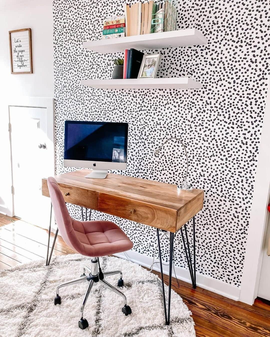 T.J.マックスのインスタグラム：「Home office… but make it stylish 🏠 Comment below your favorite space to refresh (📷: @elena_winn)」