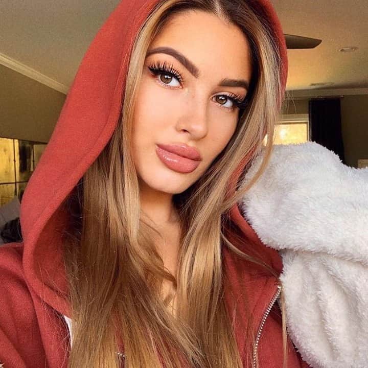 Too Facedのインスタグラム：「This look is on another level! 💖 @madelynn_skye  wears our Better Than Sex Eyeliner, Better Than Sex Falsie Lashes style Drama Queen, and Lip Injection Lip Gloss shade Just Friends. #regram #toofaced」