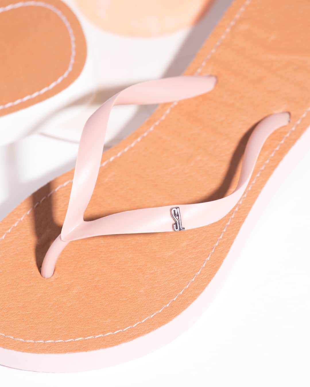 Santa Lollaのインスタグラム：「Zoom in no flip flop que acabou de chegar! Com solado que lembra uma rasteira em couro, fica difícil acreditar que é uma sandália de borracha. Desliza para o lado para ver outros modelo de flip flop com solados diferentes. [ 0342.2C4F.0016.01D8 • R$79,90 ] #santalollaverao21 #goodvibes #flipflop #newin」