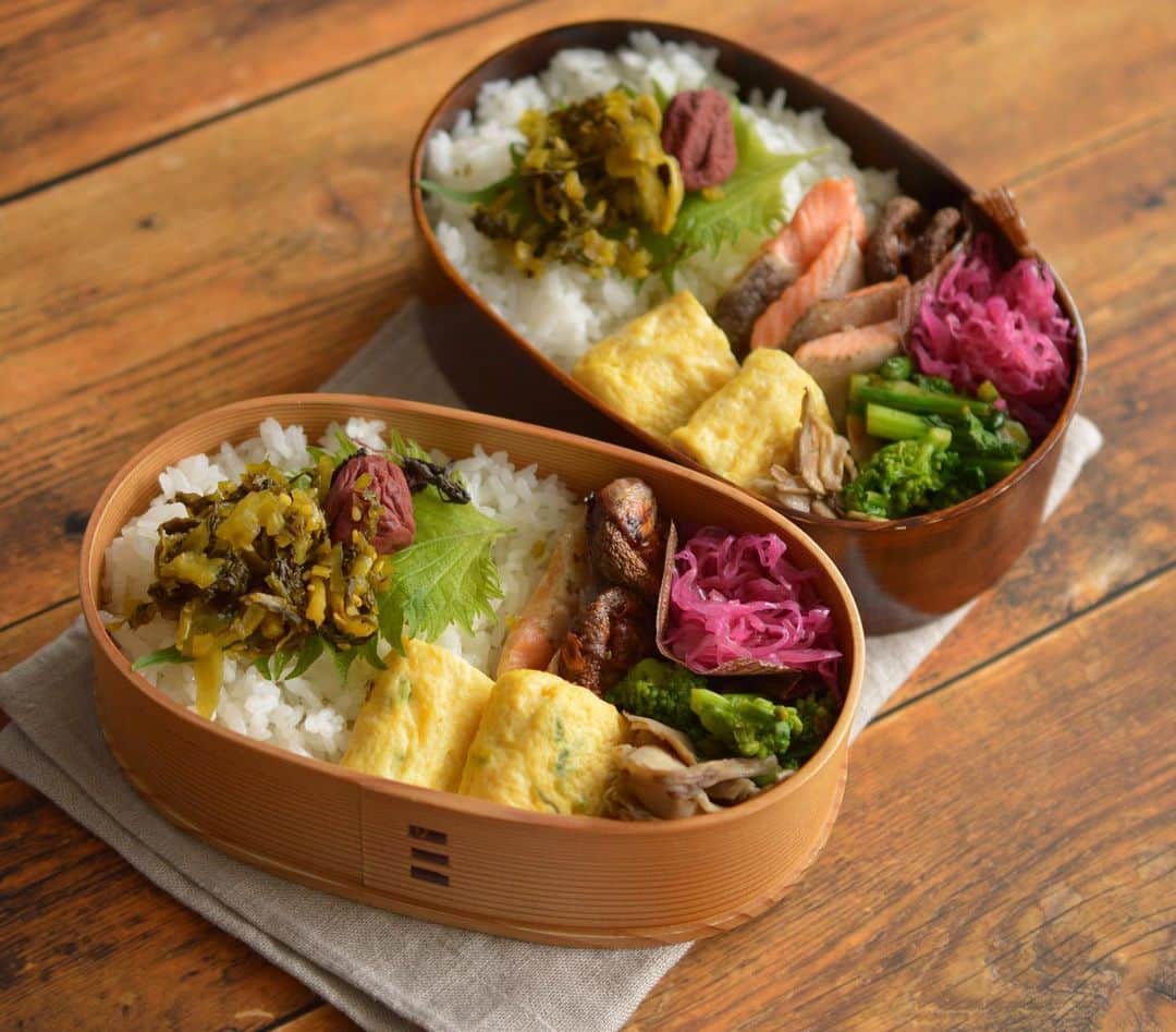 yukiyoのインスタグラム：「2020.1.6* ・ 今日のお弁当 ・ ごま高菜、梅干しごはん ネギ入り出汁巻 鮭オリーブオイル漬け 椎茸チーズ焼き 舞茸炒め 菜の花からし和え 紫キャベツマリネ ・ ・ ・ ・ #お弁当 #obento #bento #lunch #lunchbox #onthetable #japanesefood #暮らし #曲げわっぱ #lin_stagrammer #ロカリ #おうちごはんLover #マカロニメイト #IGersJP」