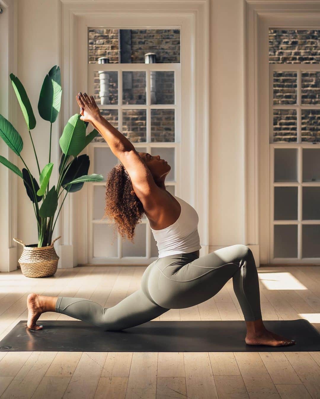 lululemonさんのインスタグラム写真 - (lululemonInstagram)「Whether you’re setting lofty goals or giving yourself the space to just be, take inspiration from @lululemonuk Ambassador @darvinaplanteyoga with more time spent on the mat. #thesweatlife」1月6日 9時11分 - lululemon