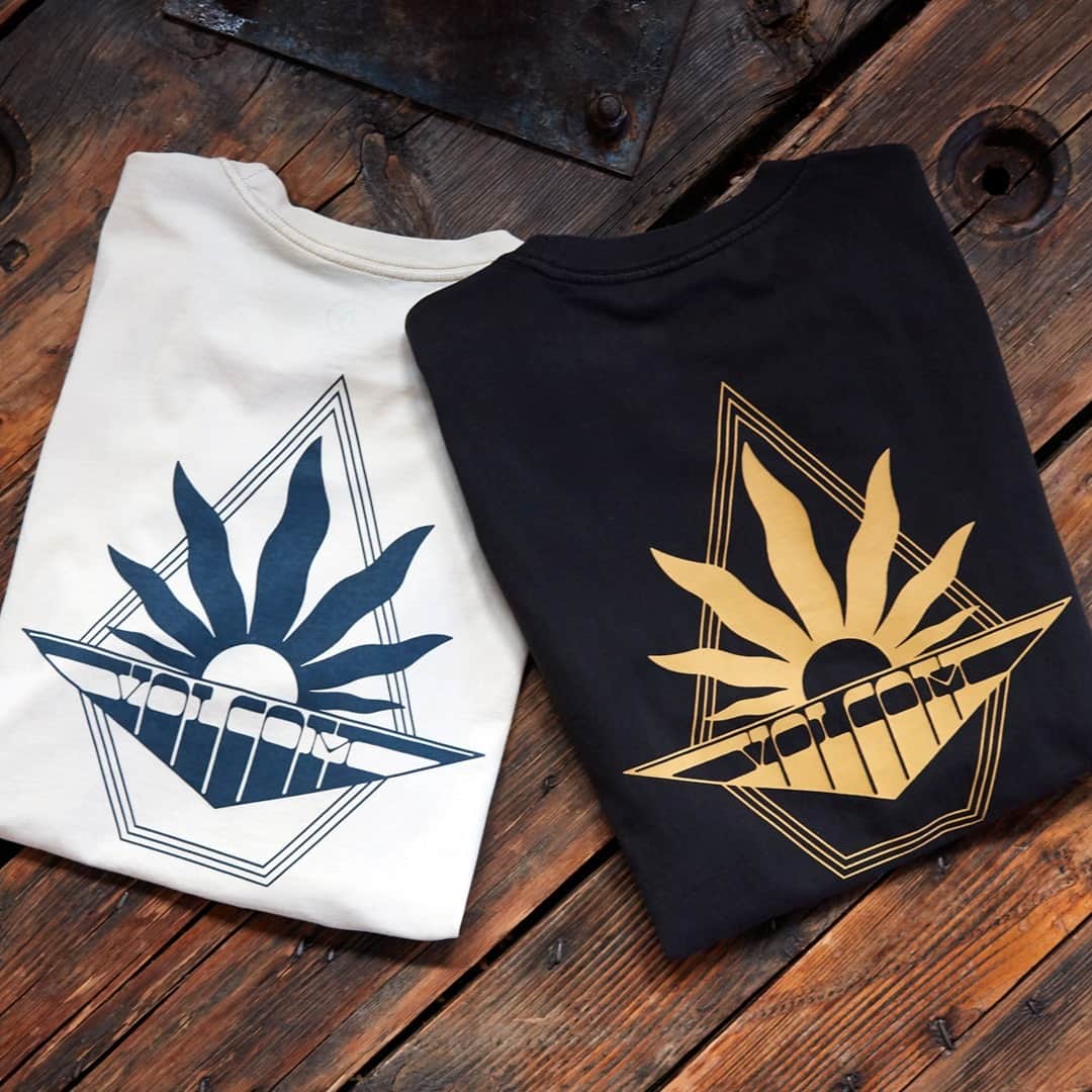 ボルコムのインスタグラム：「Run to the sun with the retro-inspired 'Bright' short sleeve tee! ☀️  👉  vol.cm/tees 👈」