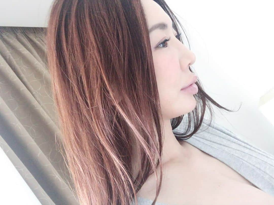 岩本和子のインスタグラム：「おはよう❤️ お布団から出たくない。。ねー」