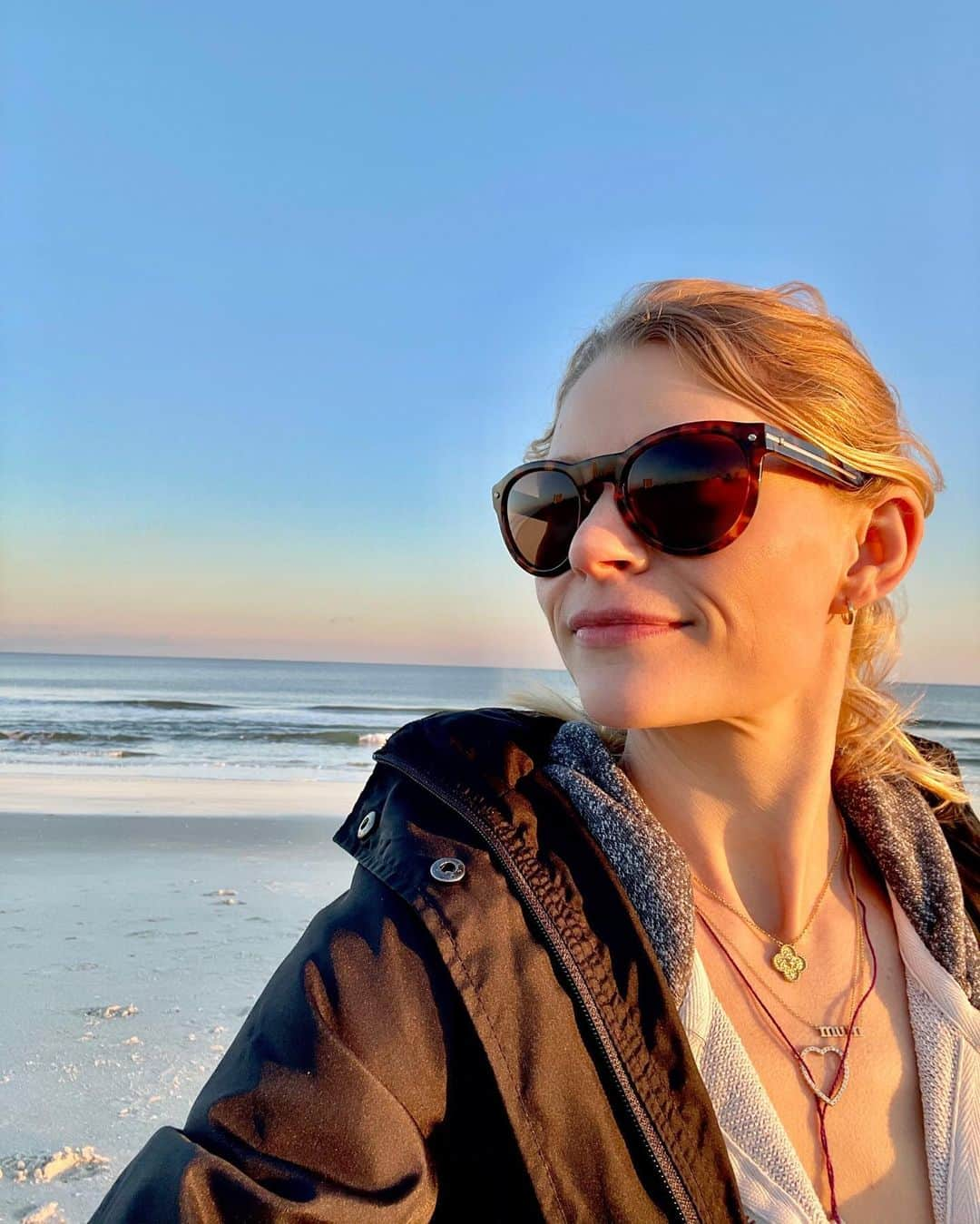 エミリー・デ・レイヴィンのインスタグラム：「A beautiful winters day at the beach!  We collected seashells, made sandcastles, played in the sand & oceans edge, found feathers, ran, played, & most importantly- we laughed & smiled a LOT! 🥰 What’s your favorite season to go to the beach?! 🏖 🌦☀️☁️❄️  #rvlife #lifeontheroad #beachday #mumlife #momlife #toddlerlife #kidlife #lovelife #myrtlebeach」