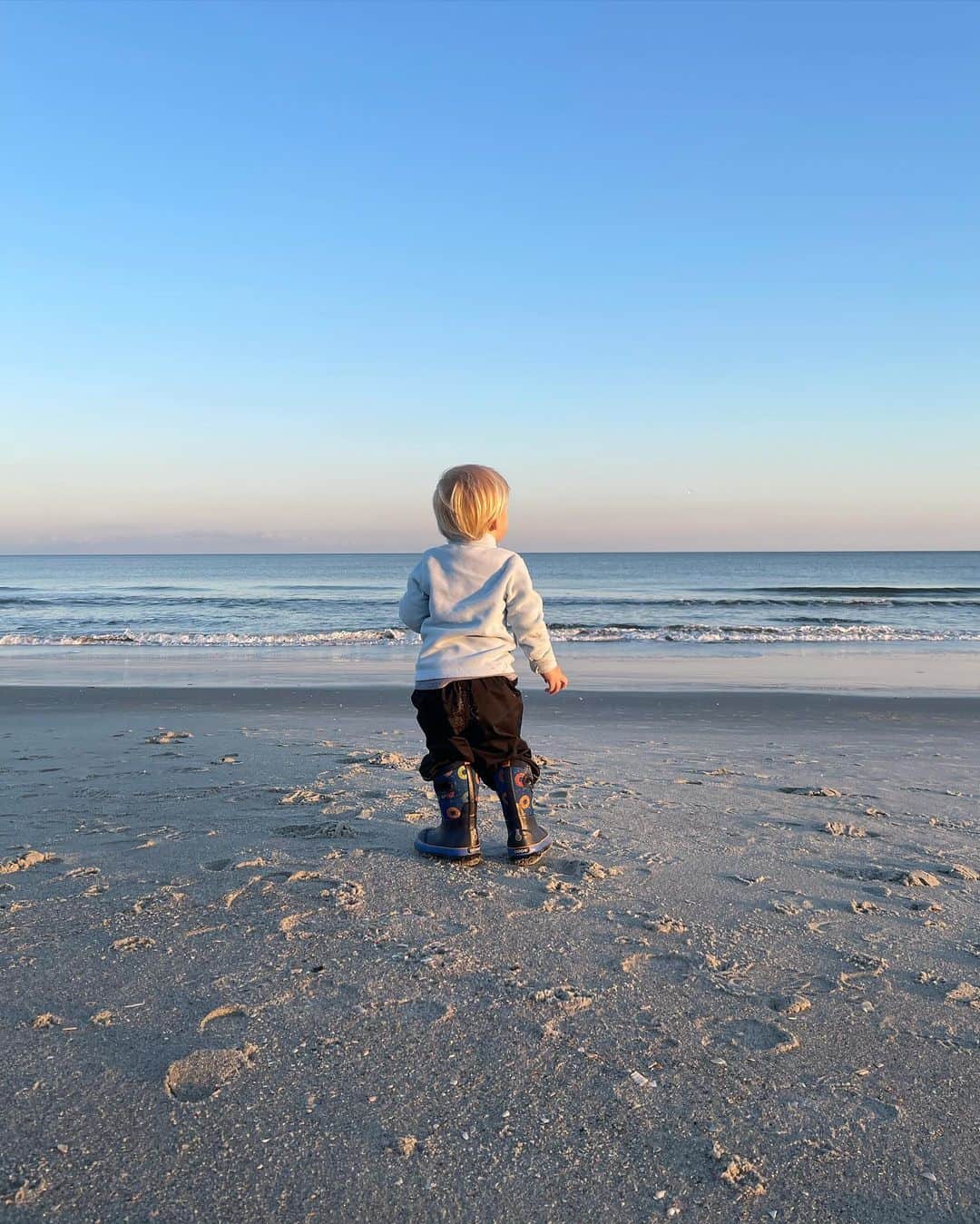 エミリー・デ・レイヴィンさんのインスタグラム写真 - (エミリー・デ・レイヴィンInstagram)「A beautiful winters day at the beach!  We collected seashells, made sandcastles, played in the sand & oceans edge, found feathers, ran, played, & most importantly- we laughed & smiled a LOT! 🥰 What’s your favorite season to go to the beach?! 🏖 🌦☀️☁️❄️  #rvlife #lifeontheroad #beachday #mumlife #momlife #toddlerlife #kidlife #lovelife #myrtlebeach」1月6日 9時25分 - emiliede_ravin