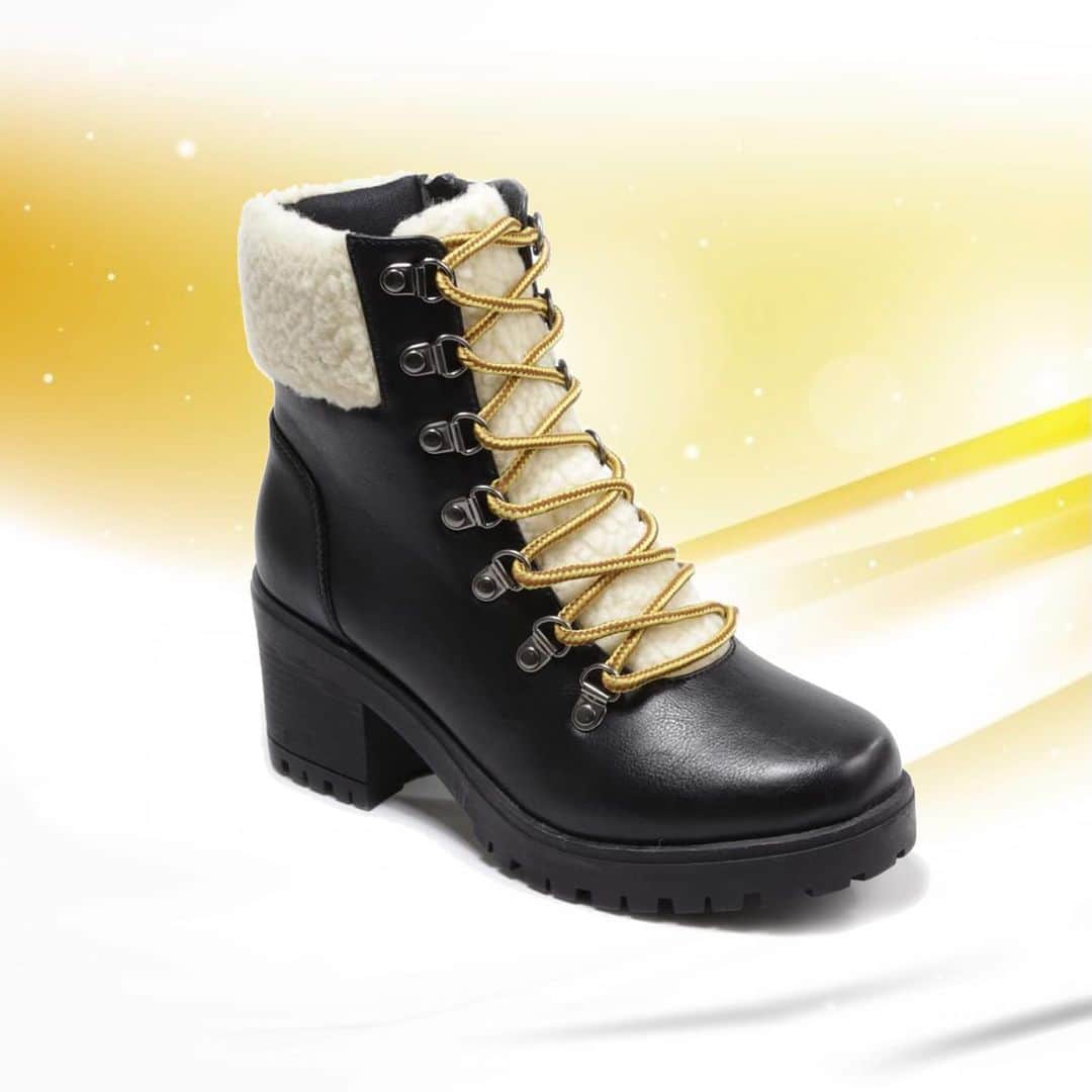 キャサリンマランドリーノのインスタグラム：「Never enough combat boots 🥾  Tap to shop! 🛍 • • • • #catherinemalandrino #catherinebycatherinemalandrino #womenfashion #fashion #style #boots #combatboots #winter #shoes」