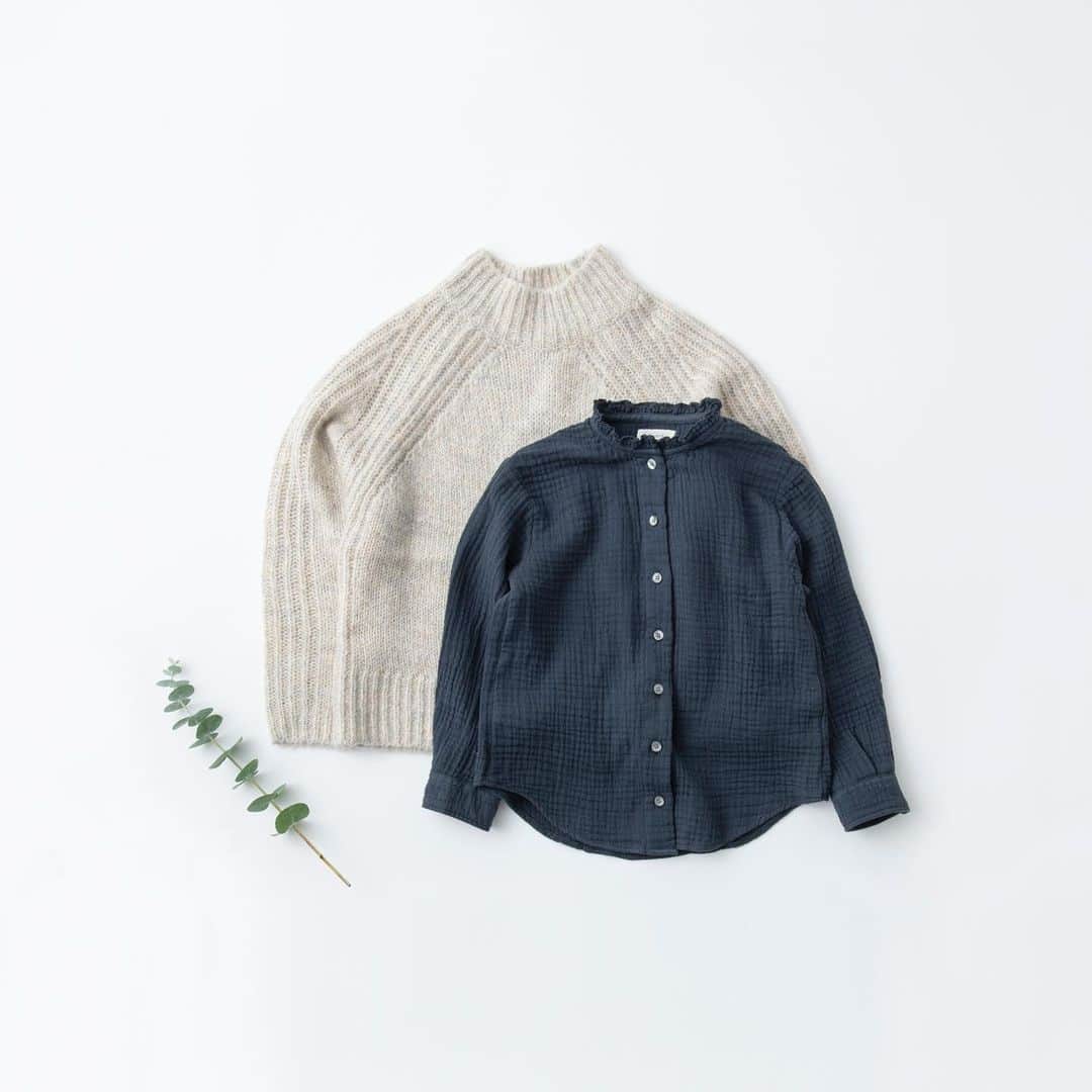 のインスタグラム：「Hartford_shirts  6A-12A 柔らかいコットン素材を二重に仕立て、 フリルのちいさな襟がかわいいシャツ。 ．  @lilietnene プロフィールリンクより リリエネネWEBサイトへ  よろしければご購入されたお客さまは #lilietnene のタグづけをして投稿して 頂ければ嬉しいです！  パリのこども達とのライフスタイルや、 情報を発信する @lilietnene_paris もぜひご覧ください。 ．  #hartford #ハートフォード #キッズシャツ #cotton 100% #フランス発ブランド #ベビーボーダーカットソー #lilietnene #リリエネネ #babyfashion #kidsfashion #paris #出産祝い #gift #キッズセレクトショップ #キッズファッション女の子 #ベビーファッション女の子 #女の子のママ」