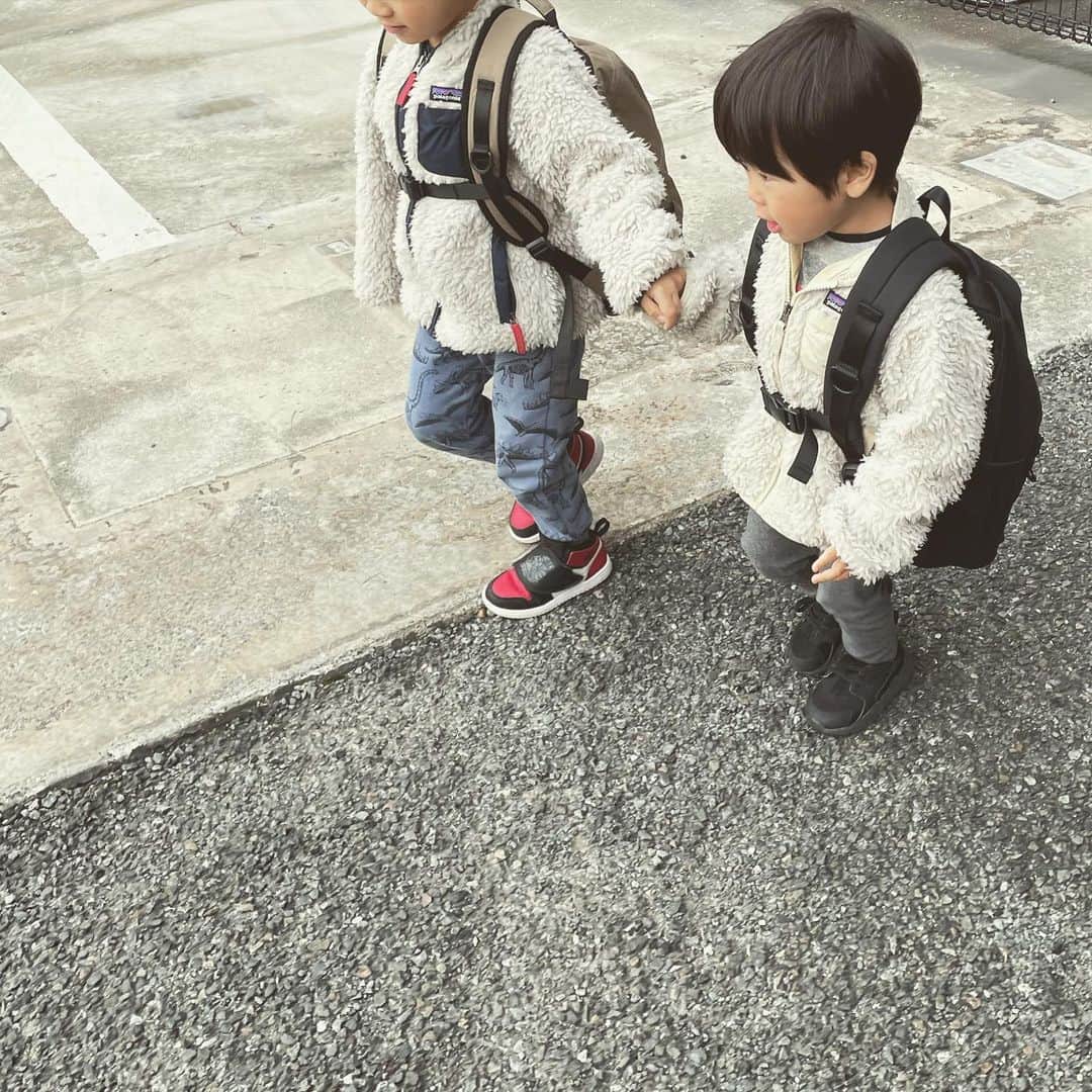 上村若菜のインスタグラム：「. 明けましておめでとうございます🎍  2021年も健康第一💪✨  本年もよろしくお願いいたします🙇‍♂️  #兄弟 #5歳 #2歳 #子どものいる暮らし #兄弟コーデ #キッズコーデ #パタゴニア #レトロx #ナイキ  に　#greish の過去の試作品 #弟は全ておさがり😂 #キッズリュック #子どものいる暮らし #こどものいる暮らし  #2021年の目標は歩いて登園🚶‍♀️👦👶」