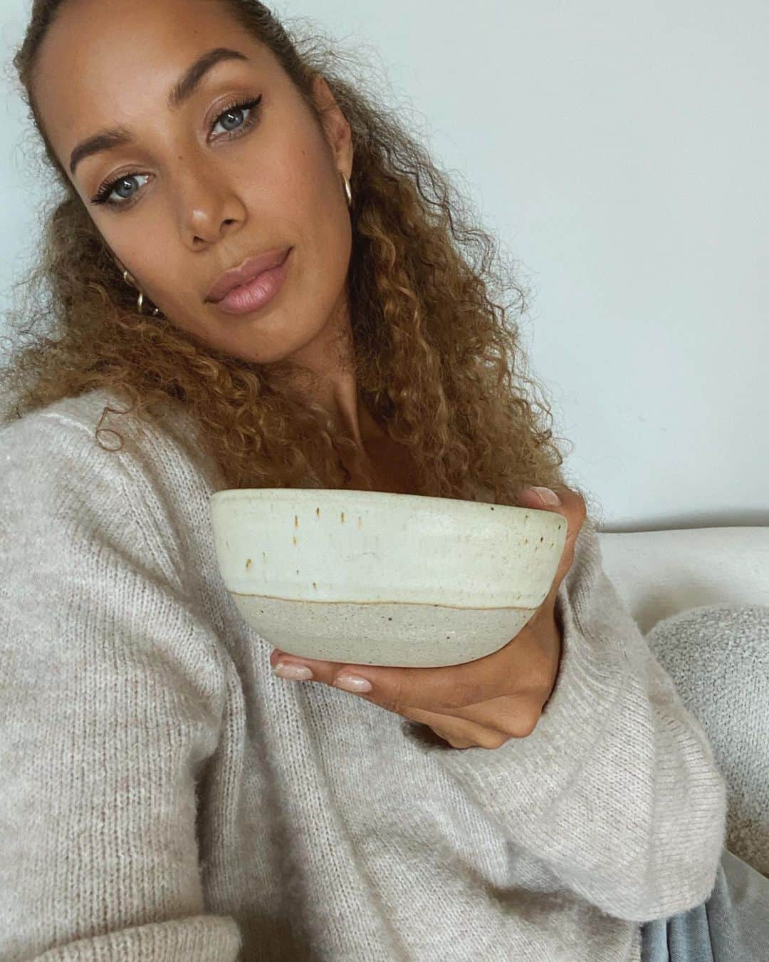 レオナ・ルイスのインスタグラム：「Did some hard adulting this weekend and bought myself some hand made bowls 🤍 important to support small businesses especially now. Lilly approves 🐶」