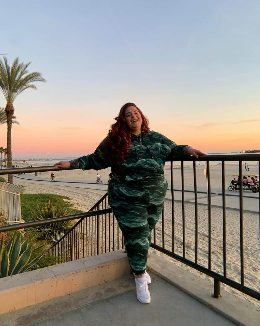 テス・ホリデーのインスタグラム：「I never dreamt that I would be this happy in a fat body 🥺 Or that I would be able to walk to the ocean from my house. Phew. Look at me creating the life I always dreamt of y’all 😭 #fableticsambassador   This month marks a year since I partnered with @fabletics & I’m so grateful to being doing it another year. It’s also the most comfortable job I’ve ever had lol & the fabrics they use are unreal! But, seriously, shoutout to Fabletics for using Black & Brown creators, for using fat, queer creators. Let’s keep that energy in 2021 & beyond! BTW: I’m wearing the Serene set & ANY 2 bottoms for $24, 50% off the rest of your order, & free shipping when you join VIP! 🌊」