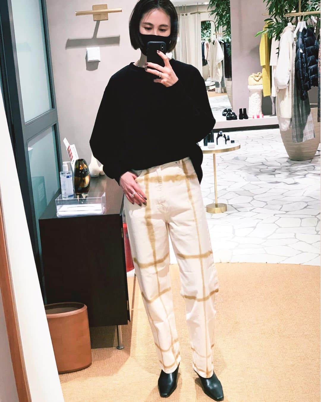 二ノ宮和佳子のインスタグラム：「Cotton Pile Cut-sow @aewen_matoph  ニットの様な表面感と、なめらかな肌触りの良い風合いが特徴 写真ではわかりづらいですが、 フロントにヨーク切り替えを入れ、構築的にボリュームをだした袖デザインがポイントです  Hand Dye Denim @aewen_matoph  13OZのホワイトデニムにワンウォッシュ加工を施し、 手作業で格子状に、ハケを用いて柄を染色したデニム なので、1点づつ微妙に違います シルエットは、ハイウエストのゆるテーパード  カジュアルなコーディネートに、 パール(←見えないけどw)やキレイめなブーツを合わせました  2 Blackは、サイドにラインで加工をいれました 13OZのブラックデニムに ハケを用いて手作業で、サイドをブリーチし その上に薄いベージュカラーをのせて仕上げています  #aewenmatoph #イウエンマトフ #cottonpile #handdyedenim」