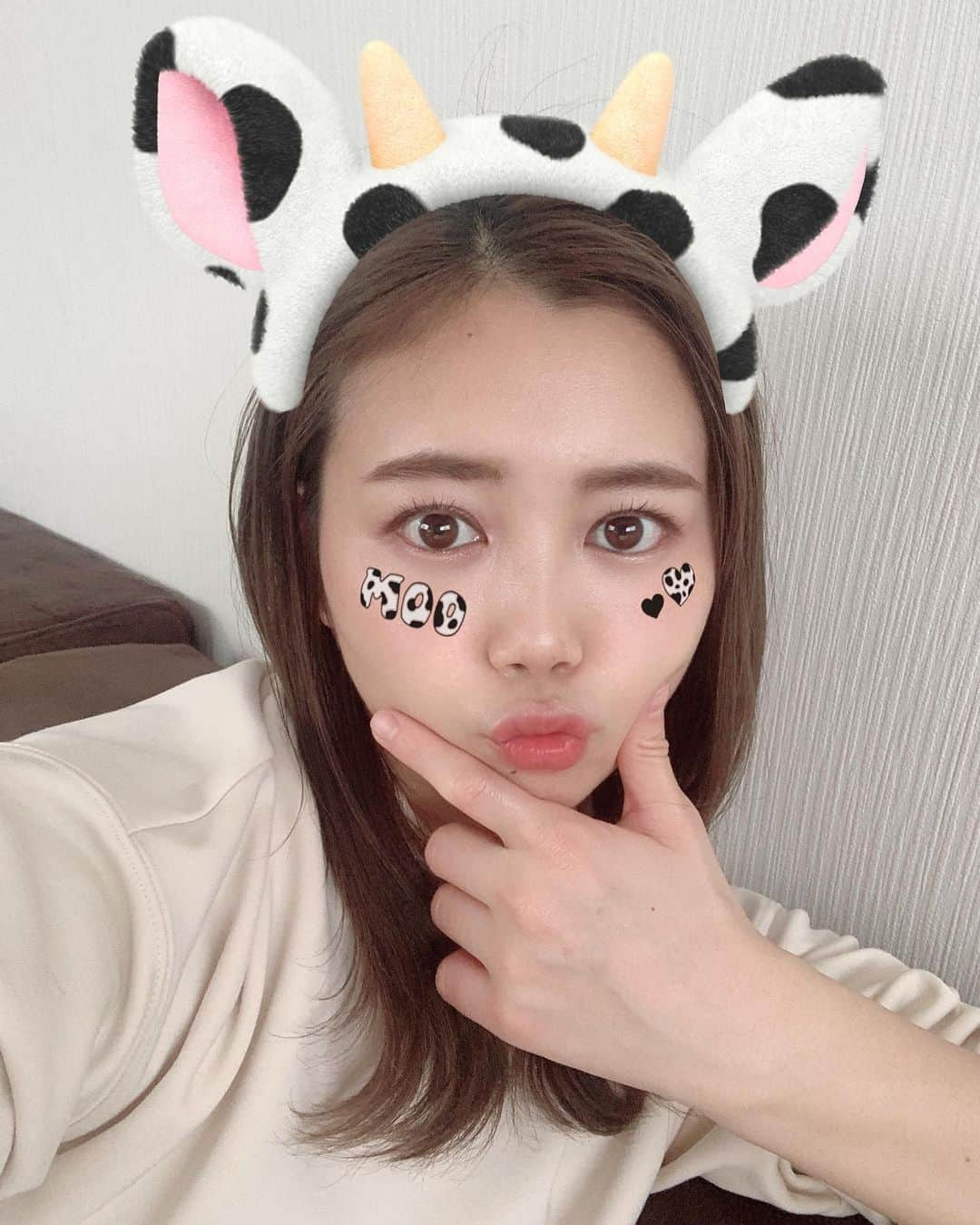 森詩織のインスタグラム：「今日も🐮。 アイドル時代より太ったんでこのポーズがいい。 丸顔少しでもマシになる。 #丑年」