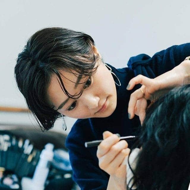リジョブ さんのインスタグラム写真 - (リジョブ Instagram)「【フリーランスのライフスタイル】natsumiさん #1・#2 @natsumi___hairmake @kabenouragawa @cote_kg  今回は、2020年の2月からフリーランスのヘアメイクアップアーティストとして働いているnatsumiさんに登場していただきました。  美容学校を卒業してからは、ヘアメイク事務所に所属してウエディングのヘアメイクとして働いていたというnatsumiさん。果たして、どのようにして現在のスタイルにたどり着いたのでしょうか？「カメラマンの夫とサイクリングをしながら、仕事のアイデアを探しています！」とnatsumiさん。プライベートの過ごし方も気になります。  前編では、フリーランスとして独立するまでの経緯に迫ります。後編では、フリーランスに転身してからスタートした活動などに迫ります💐❤ ※記事は @morerejob のプロフィール欄のリンク先からチェックできます。   #ヘアメイクアップアーティスト #美容師 #美容師アシスタント #スタイリスト #美容師スタイリスト #美容学生 #美容学校生 #就職 #転職 #求人サイト #リジョブ #morerejob #美容院 #サロン内装 #フリーランス #転身 #独立 #ライフスタイル #集客 #仕事 #売上 #休日 #プライベート #ウェディング #natsumi #かべのうらがわ #コテジャルダン警固」1月6日 10時00分 - morerejob