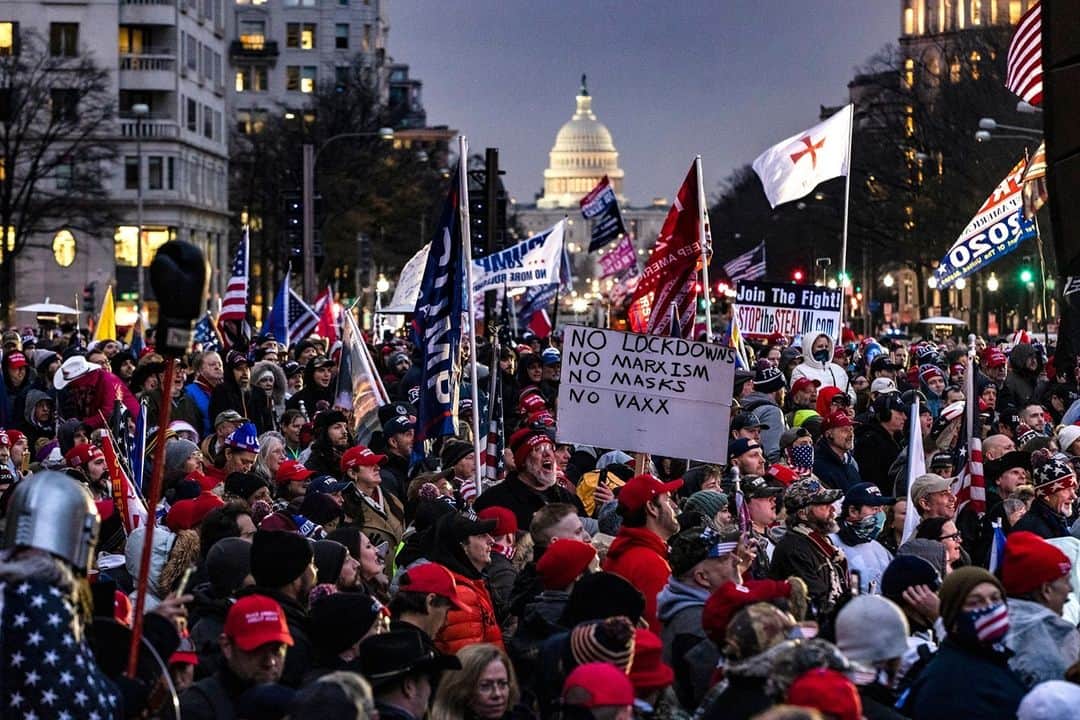 NBC Newsさんのインスタグラム写真 - (NBC NewsInstagram)「Supporters of President Trump gather for a rally outside the White House.⁠ ⁠ 📷 Samuel Corum / @gettyimages」1月6日 9時54分 - nbcnews
