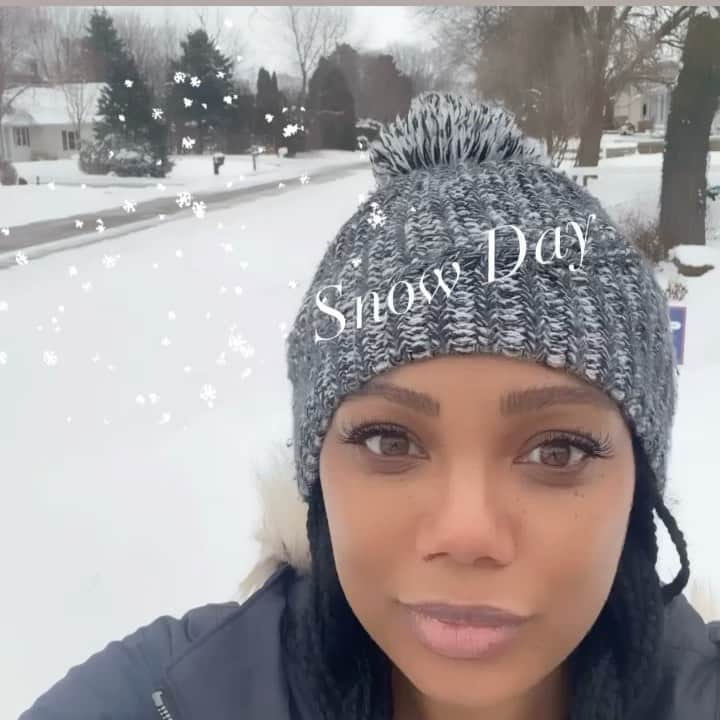 ティファニー・ハインズのインスタグラム：「Winter Wonderland #snowday #wisconsinvibes #tiffanyhines」