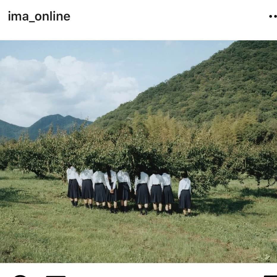 横浪修さんのインスタグラム写真 - (横浪修Instagram)「#横浪修 #osamuyokonami #repost @ima_online ・・・ Assembly  同じ制服を着た少女達と少し距離をおく事でそれぞれの個性が消えていき、その代わりに集団としての存在が現れてきた。それらを自然の中におく事でより一層匿名性が表れ集団としての強さや美しさ、儚さが浮き上がってきた。そんな姿に僕は惹きつけられた。  ----- 横浪修｜Osamu Yokonami 1967年生まれ、京都府舞鶴市出身。文化出版局写真部を経て、中込一賀氏に師事。ファッションや広告などを多岐にわたって活動。著者に写真集『1000children』『100children』『Assembly』『Assembly snow』『MIZUGI』『PRIMAL』などがある。新刊『KUMO』をLibrarymanより刊行。 ----- #アートフォト #アート写真」1月6日 10時09分 - osamuyokonami
