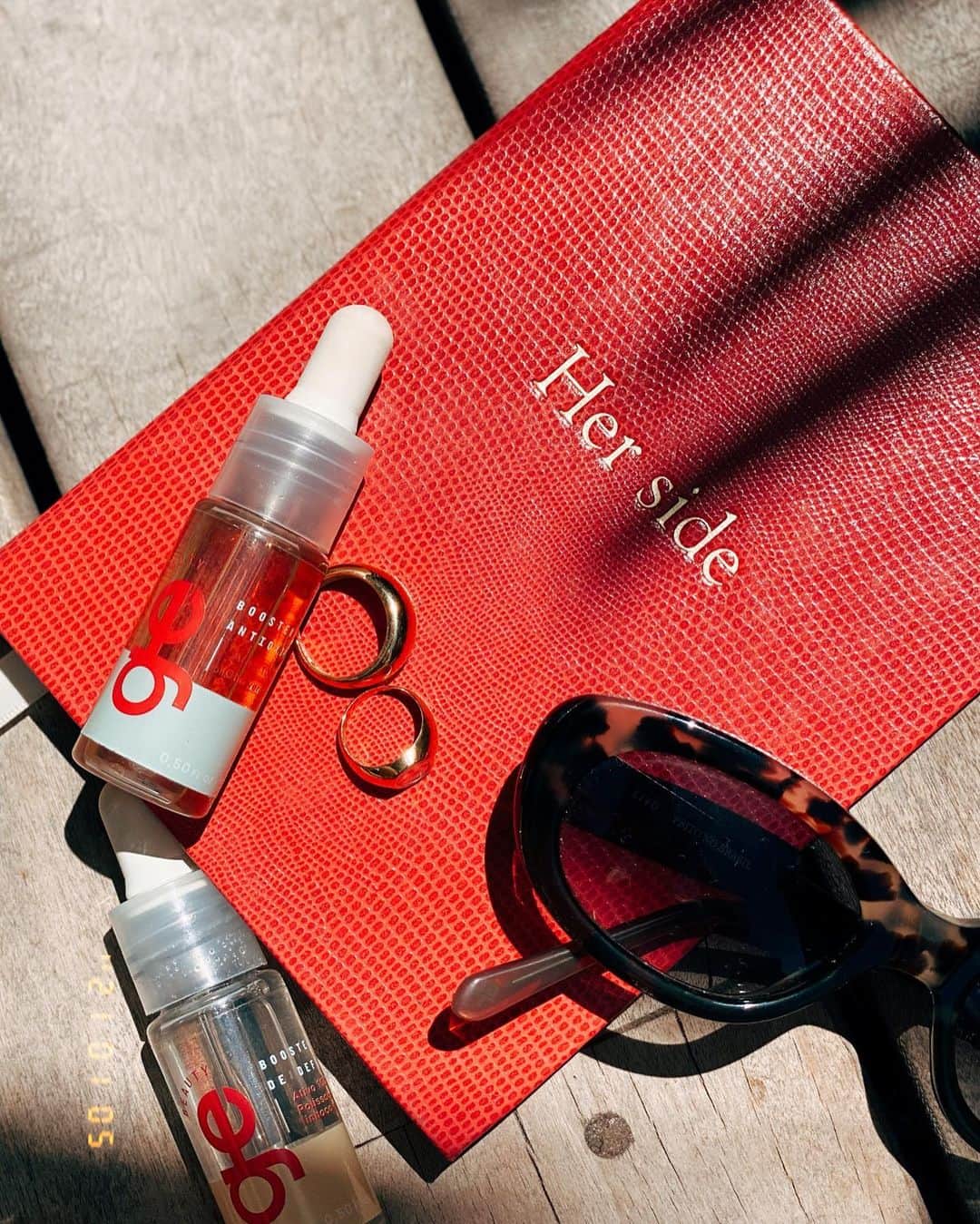 のインスタグラム：「na foto, alguns dos meus essenciais de verão pros cabelos...e para a mente! ✨ Explico: o booster antioxidante (adiciona proteção UV em qualquer produto capilar) + o booster definição (deixa as ondas mais marcadas!) - uso 3 gotas de cada no leave in GE Beauty, amasso os fios e olá “cabelo de praia”! O caderno tb tá sempre cmg nessa época, escrevo as coisas que me orgulho de ter feito no ano anterior (não só conquistas físicas ou de trabalho, as vezes comemoro uma mudança de padrão ou de comportamento por exemplo!) e o que quero realizar no próximo. Em tópicos bem sucintos, os meus objetivos e quais os passos pra conseguir. Recomendo colocar em palavras, é como se fosse um acordo com nós mesmos! PS: não sei de onde é o caderno, muito antigo..mas é lindo né?」