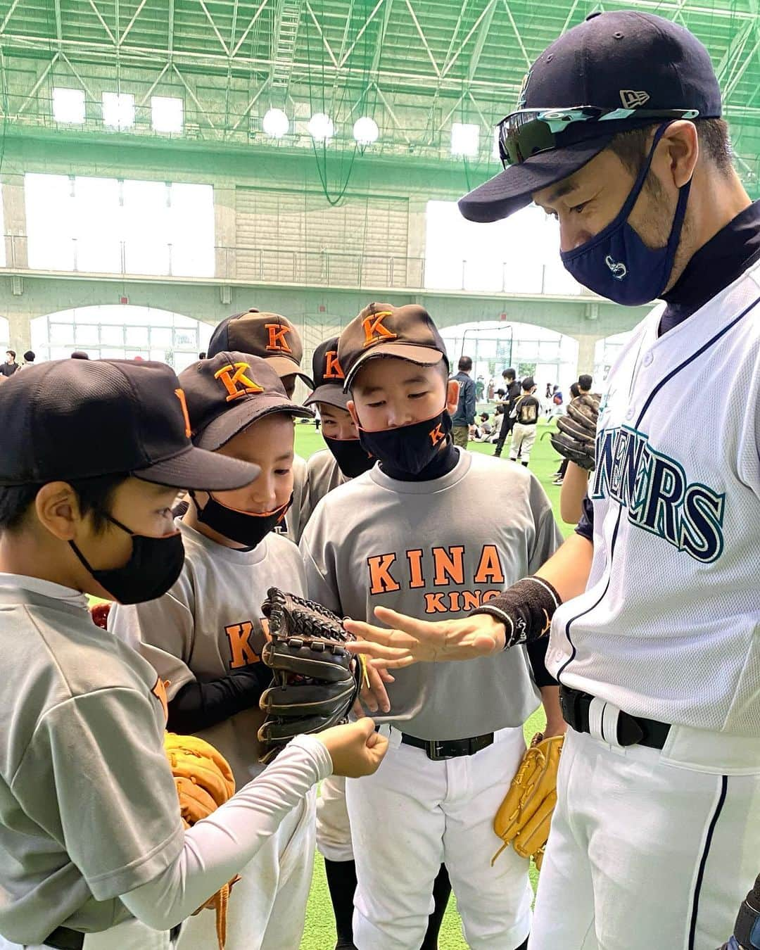 ニッチロー'さんのインスタグラム写真 - (ニッチロー'Instagram)「野球出来ないけど野球教室は楽しい  今年も子供と触れ合う機会が増えればと願う  #斉藤和巳ベースボールアカデミー  #斉藤和巳　さん #野球教室 #野球 #ベースボール #マネナーズ #ニッチロー」1月6日 20時58分 - nicchiro5.1