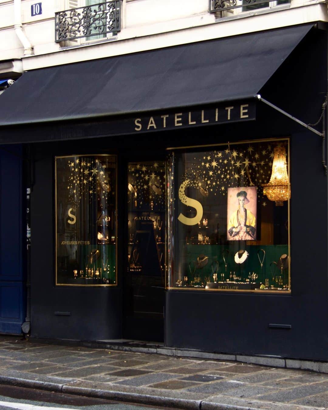 のインスタグラム：「✶ Surprise ! On nous murmure qu’aujourd’hui c’est le début de nos ventes privées dans nos boutiques.  . Elles arrivent bientôt sur l’e-shop, rendez-vous le 11 janvier !  Restez connectés. . #satelliteparis #ventesprivées #bienvenueailleurssatellite #boutiquessatellite #jewelry #bijouxethniques」