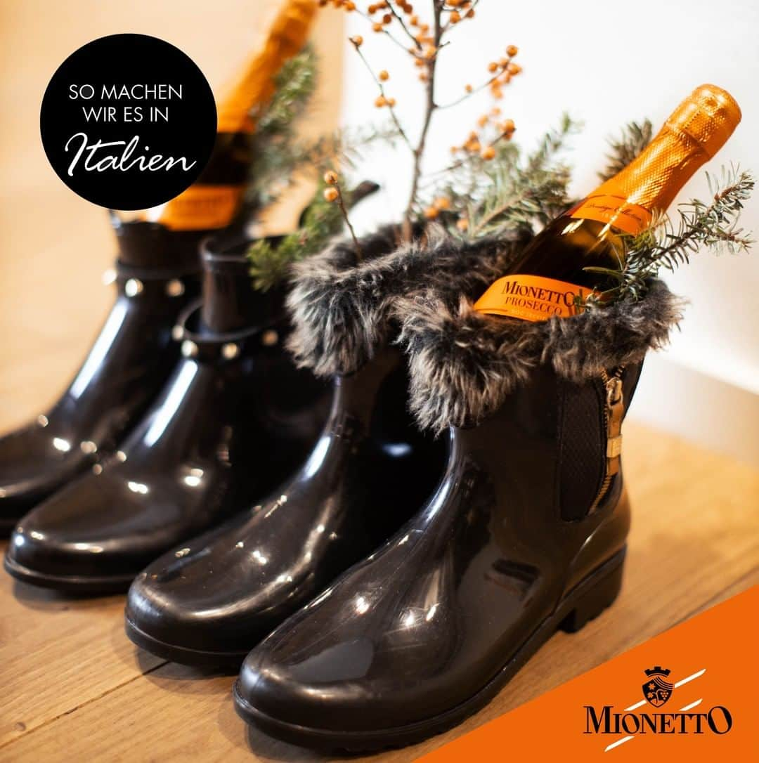 Mionetto Prosecco Deutschlandのインスタグラム：「Bescherung von der italienischen Hexe Befana! . In der Nacht vom 5. auf den 6. Januar reitet die gutmütige Hexe Befana auf ihrem Besen von Haus zu Haus und hinterlässt kleine Geschenke. Für die Kinder gibt es Süßigkeiten für die Erwachsenen hat sie etwas Besonderes dabei. Habt Ihr schon in eure Stiefel geschaut? Wir haben einen MIONETTO Birillino gefunden.🍾✨ . . #mionetto #mionettoprosecco #prosecco #italianwayoflife #livingladolcevita #birillino #befana #geschenke」