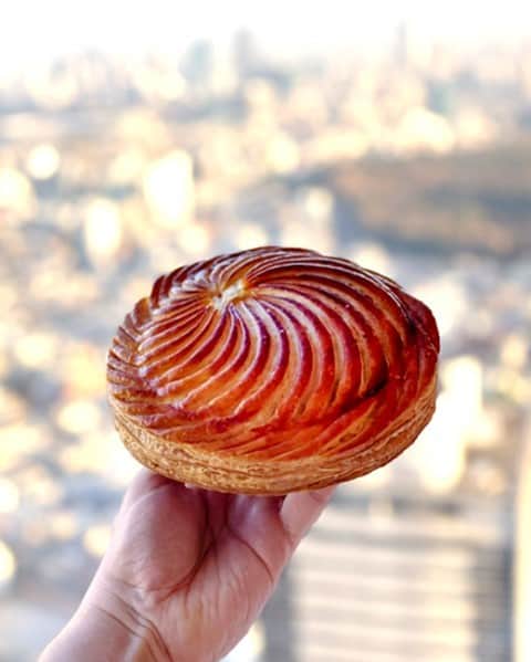 Park Hyatt Tokyo / パーク ハイアット東京さんのインスタグラム写真 - (Park Hyatt Tokyo / パーク ハイアット東京Instagram)「From New Year’s Day until January 31, our Pastry Boutique will offer two different varieties of Galette des Rois, courtesy of our newly-appointed French Executive Pastry Chef, Julien Perrinet.  Made with puff pastry and an almond cream filling known as ‘frangipane’ it is typically eaten in celebration of Epiphany. Call our Pastry Boutique to reserve yours!  ペストリー ブティックでは、1月1日（祝）～31日（日）まで、フランス出身の新エグゼクティブ ペストリーシェフ、ジュリアン ペリネ特製の「ガレット デ ロワ」2種を発売いたします。フランスの伝統菓子「ガレット デ ロワ」は、3人の賢者がイエス キリストのもとを訪れ、その誕生を祝福したことに由来します。 2000年以上前の12月25日、夜空にひときわ輝く星に導かれた賢者たちは、贈り物を携えてイエス生誕の地ベツレヘムに向かい、1月6日に到着。この日をエピファニー（公現祭）と称し、後に「ガレット デ ロワ（王のパイ）」を楽しむ習慣が生まれましたそう。 フランジパーヌと呼ばれるアーモンドクリームを詰めたパイにはフェーヴ（小さな陶製のアイテムあるいはアーモンド）が1個だけ仕込まれ、幸運を占うお楽しみも。ご家族で味わう新年のスイーツとして好評です。  Share your own images with us by tagging @parkhyatttokyo  ————————————————————— #parkhyatttokyo #luxuryispersonal #pastryboutique #galettedesrois #epiphany  #パークハイアット東京  #ペストリーブティック #ガレットデロワ #エピファニー #公現祭」1月6日 21時00分 - parkhyatttokyo