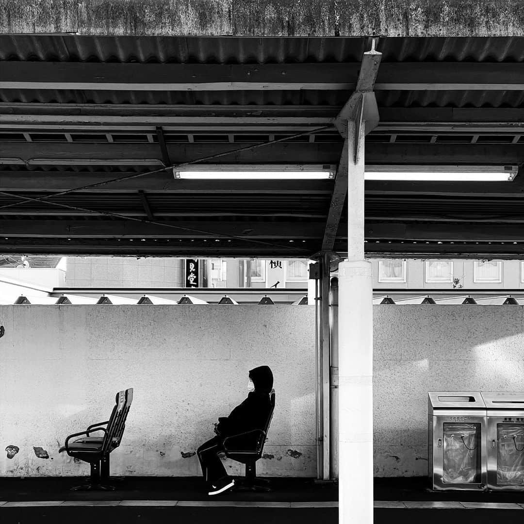 naotakeのインスタグラム：「駅 - A station / iPhone 12 Pro Max & Snapseed, 20210107 . . カーグラTVは、MさんとTさんの「やりとり」を見るのが楽しい。 . . #spicollective #royalsnappingartists #infamous_family #rsa_main #infinity_photo_cult #jp_gallery_member #jp_gallery_bnw #trb_bnw #wp_bnw  #bnw_life #bnwlife_member #bnw_life_shots #bnw_captures #world_bnw #top_bnw #team_jp_ #team_jp_モノクロ #ig_energy_bw #ig_nihon #streetphotographybnw #igersjp #blackandwhite #bnw #bnwphoto #monochrome #bw #bnwphotography #ShotOniPhone #shotoniphone12promax」