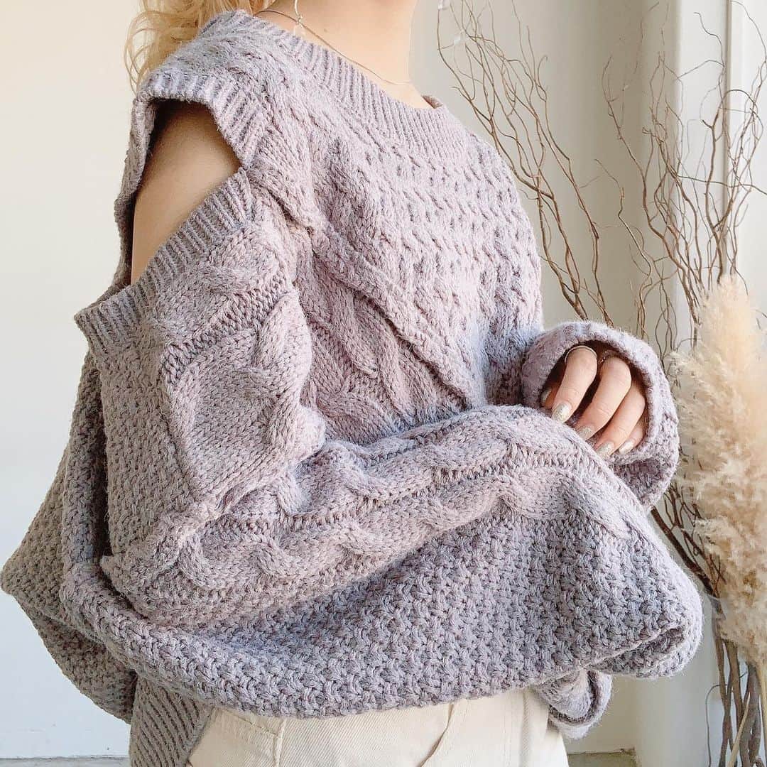 Vannie Officialのインスタグラム：「⠀  【スキ見せニット / アームスリットニット】4,500+tax ⠀  《styling》 肩のスリットであざとくスキ見せできちゃうニット♡ さまざまな編み地を組み合わせた凝ったデザインで1枚でコーディネートの主役になります♪ ケーブル編みが際立つようにボトムスは無地や単色といったシンプル合わせがおすすめ◎  ⠀ 《detail》 ゆったりとしたオーバーシルエットで抜け感のある着こなしに♪ 切り替え部分は、あえて縫代を表にだしたアウトシームのディテールでトレンドライクなデザインに仕上げました♡  ⠀ 《fabric》 ちくちく感のない、冬場もあたたかなニット使用。 ⠀ ⠀ ⠀ #vannie_u#ヴァニーユー #ZOZOでしか買えない⠀⠀  お問い合わせはDMまでご連絡ください‪‪☺︎‬」