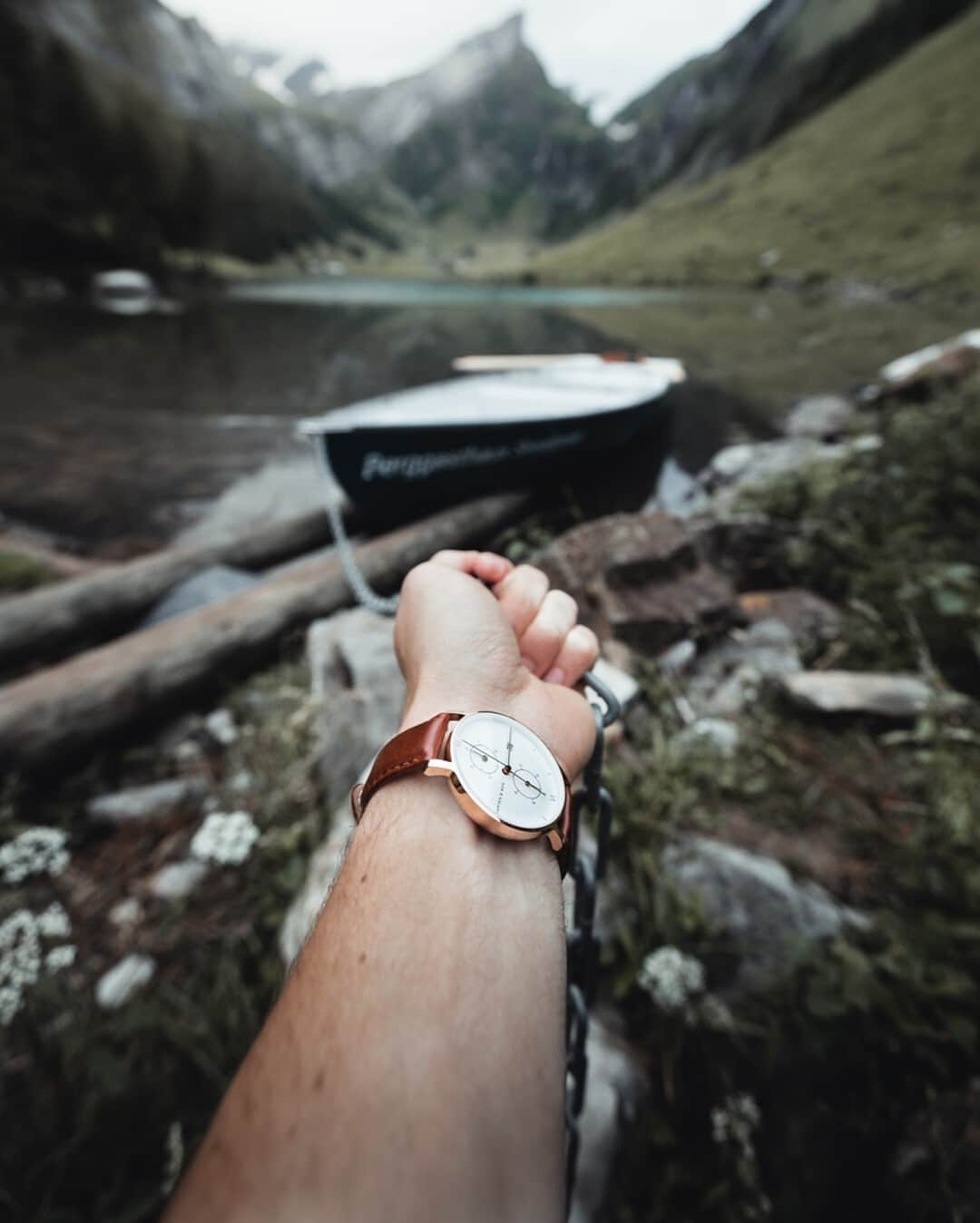 Kapten & Sonさんのインスタグラム写真 - (Kapten & SonInstagram)「'Trust the timing of your life.' ⏳ @manueldietrichphotography wears our watch Chrono Silver "Brown Leather". 🙌 #bekapten #kaptenandson⁠ .⁠ .⁠ .⁠ #kaptenandsonmen #watch #nature #trip #lake #hiking #germany#winter #wintertime #outfit #inspo #ootd」1月6日 21時01分 - kaptenandson