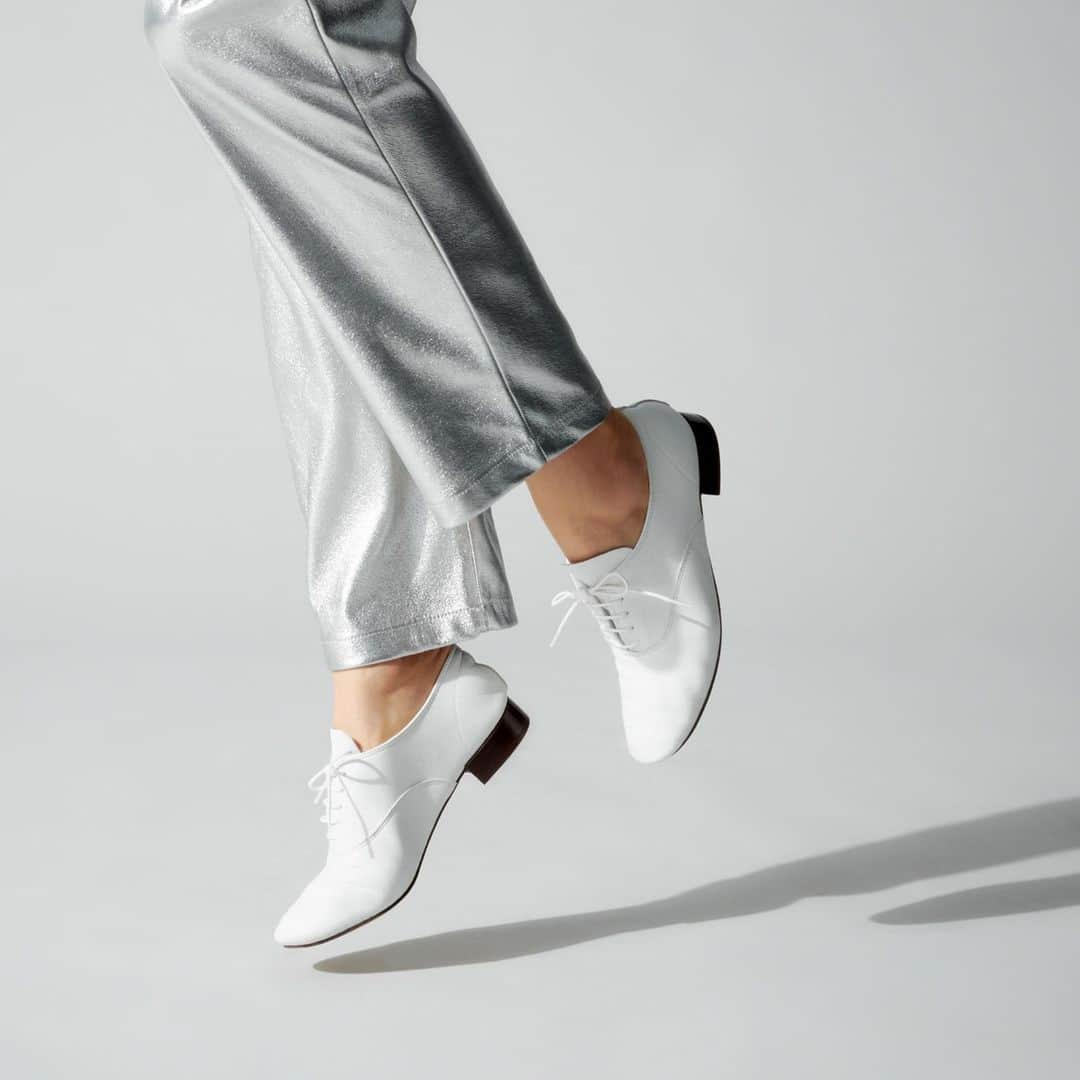 Repettoさんのインスタグラム写真 - (RepettoInstagram)「Légères et souples, les Richelieus Zizi libèrent vos mouvements et votre allure 🕊⁣ ⁣ Light and flexible, the Zizi Oxford shoes can release your moves and look 🕊⁣ ⁣ #EnvolezVousEnRepetto⁣ #repetto #repettoshoes #RichelieusZizi」1月6日 21時00分 - repettoparis