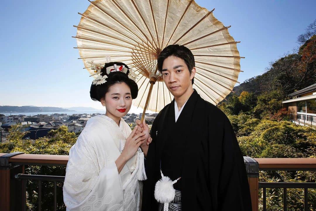 松永ちさとのインスタグラム：「𓊈白無垢.白鶴簪.白番傘𓊉 すべてまっ白のおきにいりの一枚 長谷寺の見渡しのいい柵越し空抜け☀︎ 𓆸𓆸𓆸 ✴︎ コロナで式もできるかわからないから新婚のうちに和装の前撮りだけしちゃお𓍯となり和装は夏は暑いので最適な紅葉時期で長谷寺と紅葉で撮るのをメインに考えてお着物とお花選びに悩む準備期間もわくわくで楽しかった♫♫待ちに待った撮影は幸せであっというまで本当に２人の一生の想い出になりました𓇼𓇼𓇼 ✴︎ 和髪でもやりたかったのは日本の婚礼の伝統衣装と素敵な和髪で新婚の時にした写真を残したら2人がお爺お婆になり振り返って見た時に、こうゆうのもしたね〜と絶対いい想い出になるな⭐︎⭐︎と思ったからです！！(前撮りならなにしても素敵な想い出にぜったいなるけれど和装するなら拘りポイントでした☝︎笑) ✴︎ 色々撮って頂いたのでまたおきにいり写真を ちょこちょこのせていきます🙇‍♀️♫♫ ✴︎ #萬屋本店#前撮り#花嫁レポート #和髪#高島田#鶴簪 #和装#白無垢#新郎#紋服 #wedding#chisawedding  #長谷寺#紅葉#松永ちさと」