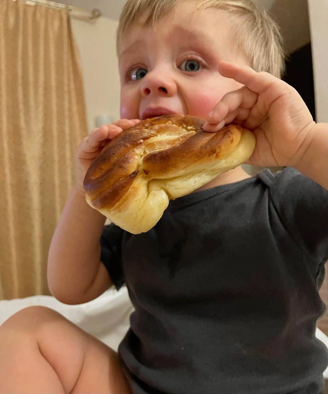 マルガリータ・マムンのインスタグラム：「Вкущнааааа! Мизинчик был поднят в течение всего процесса поедания!) 🤙🏽」