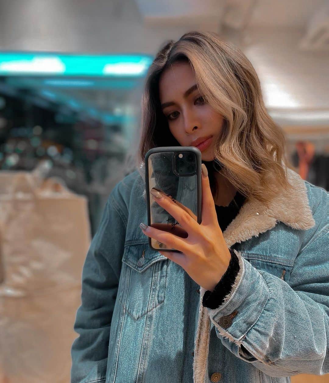 Airi Shibuyaのインスタグラム：「Mirror selfie✌️ . 髪色落ちしてきていい感じ☺️ . ハイライトの部分2回ブリーチしたから髪の毛 やばそうだけど次ももっと明るくしたいな〜👩🏼👩🏼 . #ブロンド#フェイスフレーミング#バレイヤージュ」