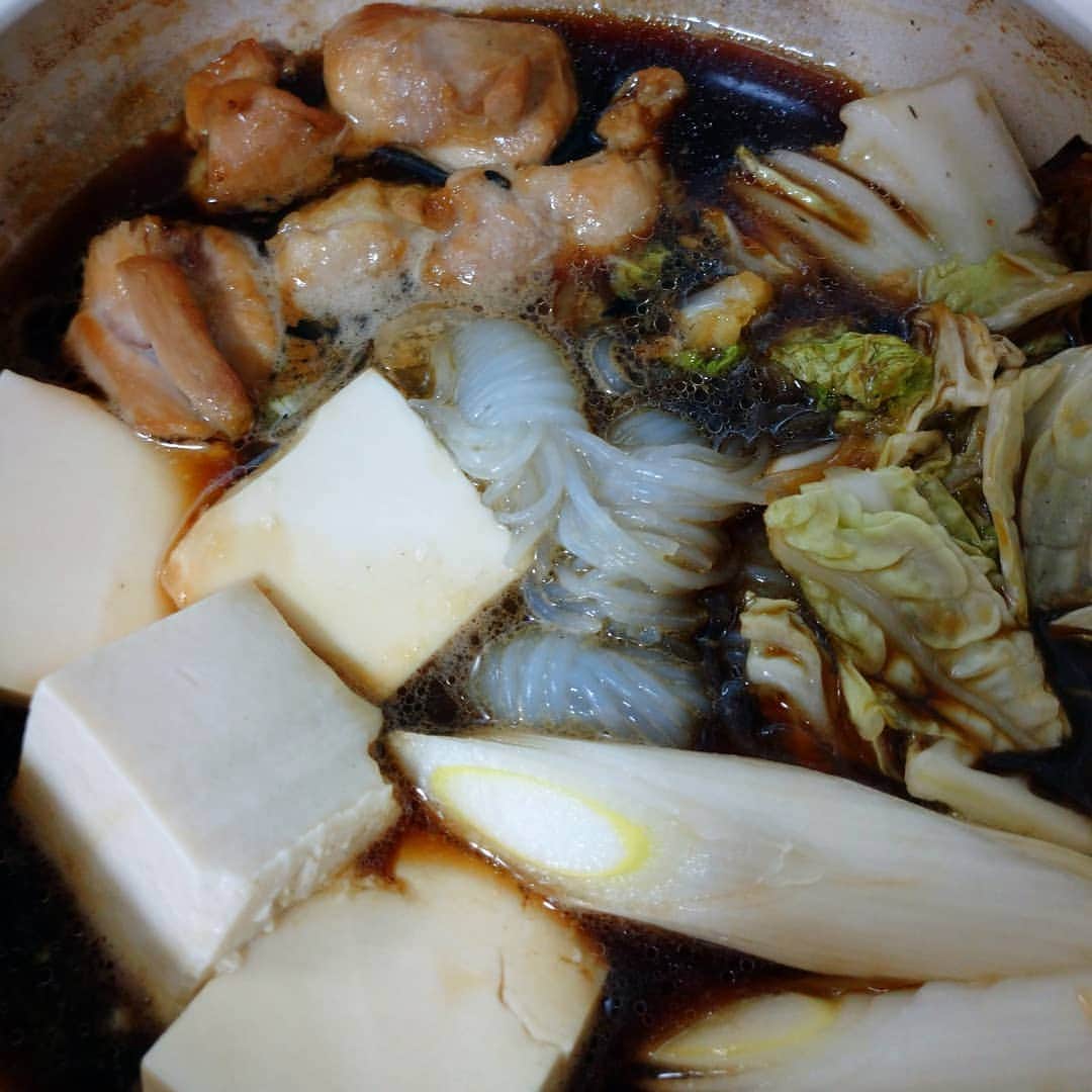 のインスタグラム：「本日のズボラ飯  鶏すき焼き #ズボラ飯 #自炊飯 #ドケチ飯 #プロレスラーが作る飯 #酒飲みの味」