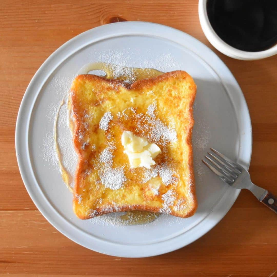 山崎佳のインスタグラム：「Today’s breakfast. 他にやりたいこと色々あったので、いつもの発酵バターとメープルシロップのシンプルなフレンチトースト。」