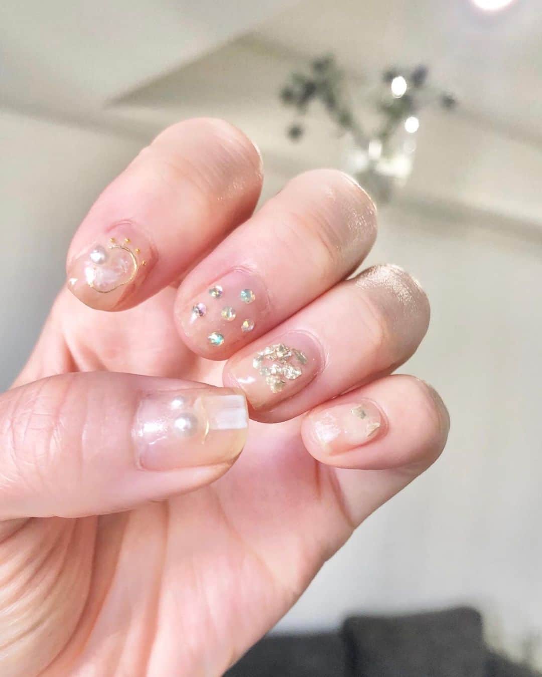 松永ちさとのインスタグラム：「𓊆nail💅✨𓊇 はりきったら派手になっちゃった たまにやるとやりすぎちゃう笑 けど気分があがればよし◎ 今みるとchristmasぽい〜𓀸𓀸𓀸 ✴︎ #chisamake #nail#gelnail #lamestone」