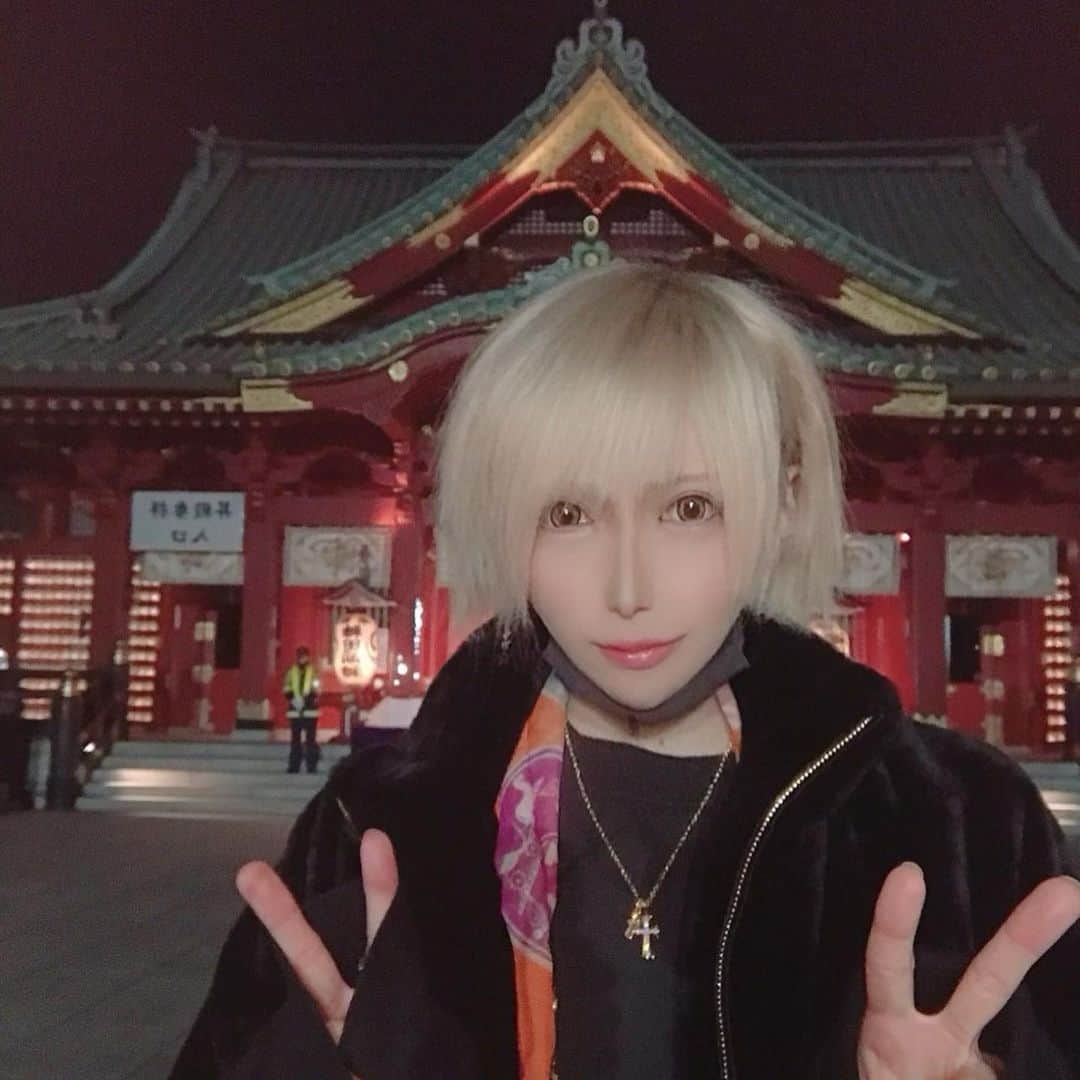 マシロンケーキのインスタグラム：「. 皆様あけましておめでとうございます🌅 今年もよろしくお願いします🥰 . 1月4日は誕生日でした。 家でずっと寝てたら終わってました(悲しい) ケーキというかプリンを食べました(何の報告や) またコロナが落ち着いたらイベントでも楽しいことしたいですね。 . 神田明神に初めて初詣行きましたが夜は人が少なくて静かでした。 ただ屋台も閉まってました(牛串食べたかった) そのあとAKB劇場がある秋葉のドンキの前通りました(通っただけ) . 去年も今年も大変な年になってますがそんな時こそ笑っていきましょう！(自己啓発本みたい) 2021年も皆様が素敵な年になりますように🙌 今年の目標は全力です。よろしく↓どうぞおおお↑」