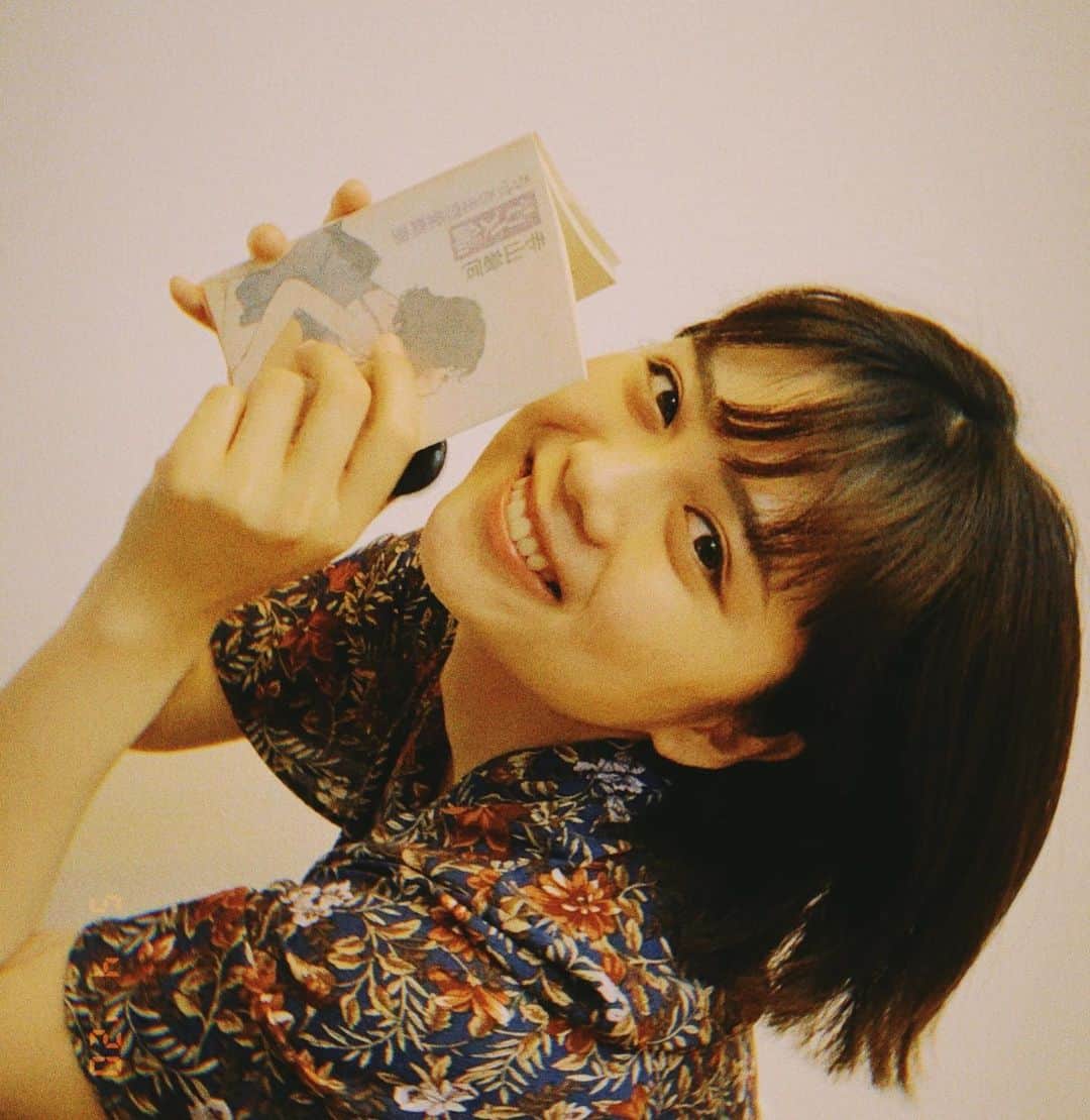 金野美穂のインスタグラム：「写真は自粛期間中に撮ったもの📸  確かあの時も本を読んでいたと思うけど、もっと読むべきだったな〜  まあ本は強制するものでもないし、 タイミングがあるからな〜📚  と、思いつつも 今年は去年よりも多く本を読みたいし、読むのは得意だから、話す訓練をしないといけないと思っています。  自分の考えてることや、思ってる事って言葉にして伝えるの難しい、、😶  ですので！ 読み終えたら自分の言葉で、どんどん感想を書いていこうかなと思っています☺️📚  皆さんの好きな本、おすすめ あったら教えて下さい🥰  #読書#本#book#📚 #bookgirl」