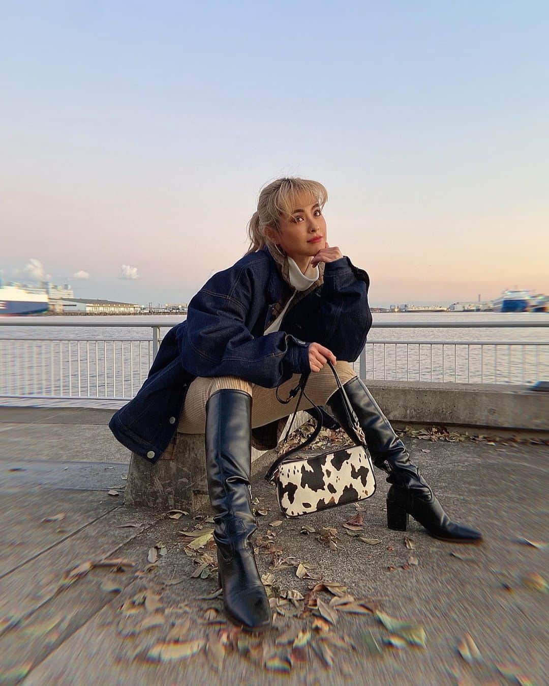 のインスタグラム：「#ootd #コーデ Outer : @ggl_official  Inner : @uniqlo  Bottom : @moussyofficial  Boots&Bag : @shaggie_official  ・ GGLのデニムアウターは毎年愛用しまくってるぐらい持ちもいいし暖かいんだっ♥️♥️♥️ そしてユニクロヒートテック合わせたら最強🔥🔥🔥 #outfitoftheday#fashion#instagood#instadaily#shaggie_ootd#winterfashion#冬コーデ」