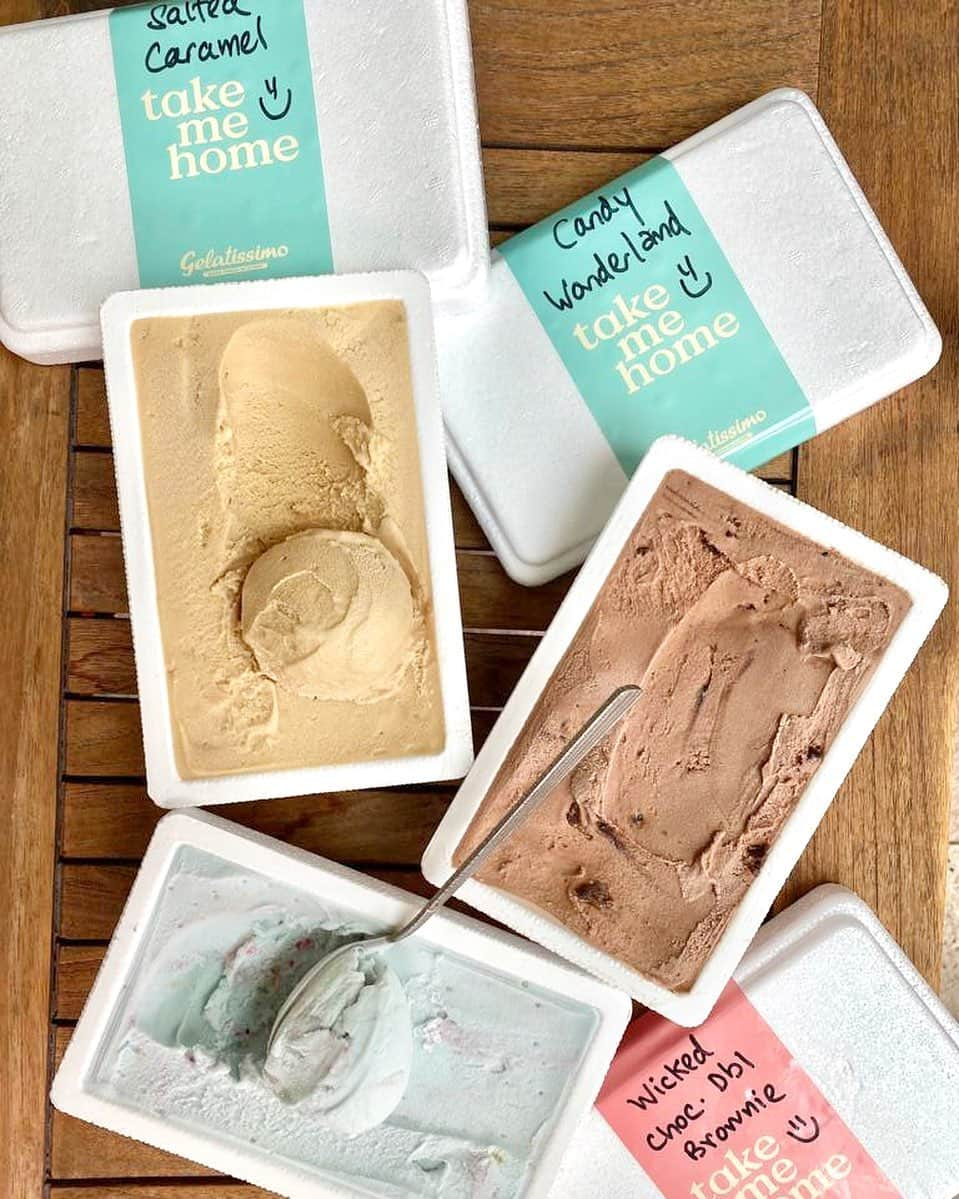 Li Tian の雑貨屋さんのインスタグラム写真 - (Li Tian の雑貨屋Instagram)「Take me home~~ Ice cream road 🎵 🎶  Smooth rich and creamy gelato from @gelatissimosg and my favourite here is none other than the Salted Caramel which will make you lick to ur spoon clean and call out for more 🙌🏼   P.s. they are having weekdays $5 sweet deals for various items such as frappes and single scoops. Check out their ig for more details 😉   #singapore #desserts #igersjp #yummy #love #sgfood #foodporn #igsg #gelato #dolce  #instafood #beautifulcuisines #sgbakes #bonappetit #cafe #cakes #bake #sgcakes #スイーツ #feedfeed #pastry #sgcafe #cake #stayhomesg #chocolate #icecream #sgdesserts #caramel #candy #gelato #musttry」1月6日 19時29分 - dairyandcream