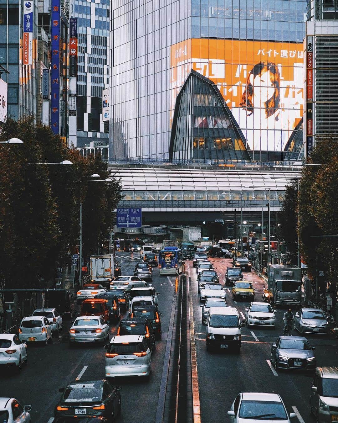 のインスタグラム：「東京の新しい魅力を発信する、東京都が主催する『Tokyo To Doプロジェクト』に参加しています🗼 ㅤㅤㅤㅤㅤㅤㅤㅤㅤㅤㅤㅤㅤ ㅤㅤㅤㅤㅤㅤㅤㅤㅤㅤㅤㅤㅤ 東京にはまだ知られていない、写真スポットがたくさんあるんです。 ぼくはそんな「Photogenic」をテーマに今回は投稿したいと思います。 ㅤㅤㅤㅤㅤㅤㅤㅤㅤㅤㅤㅤㅤㅤㅤㅤㅤㅤㅤㅤㅤㅤㅤㅤㅤㅤㅤㅤ ㅤㅤㅤㅤㅤㅤㅤㅤㅤㅤㅤㅤㅤ 今回は渋谷の新名所、宮下パーク周辺を撮影しました。 宮下パークまでの陸橋からの眺望から望む、雄大な新施設の雰囲気、渋谷横丁の風情が、これから時代を経て、どのように東京に馴染んでいくのかを想像すると、何だかワクワクしてきませんか？　 ㅤㅤㅤㅤㅤㅤㅤㅤㅤㅤㅤㅤㅤㅤㅤㅤㅤㅤㅤㅤㅤㅤㅤㅤㅤㅤㅤㅤㅤㅤㅤㅤㅤㅤㅤㅤㅤㅤㅤㅤㅤㅤㅤㅤㅤㅤㅤㅤㅤㅤ #TokyoToDo #TokyoTokyo #pr #shibuya #miyasitapark #渋谷 #宮下パーク」