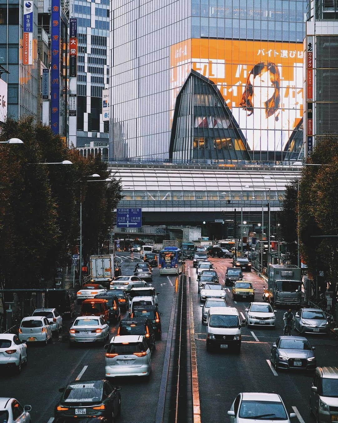 haru wagnusさんのインスタグラム写真 - (haru wagnusInstagram)「東京の新しい魅力を発信する、東京都が主催する『Tokyo To Doプロジェクト』に参加しています🗼 ㅤㅤㅤㅤㅤㅤㅤㅤㅤㅤㅤㅤㅤ ㅤㅤㅤㅤㅤㅤㅤㅤㅤㅤㅤㅤㅤ 東京にはまだ知られていない、写真スポットがたくさんあるんです。 ぼくはそんな「Photogenic」をテーマに今回は投稿したいと思います。 ㅤㅤㅤㅤㅤㅤㅤㅤㅤㅤㅤㅤㅤㅤㅤㅤㅤㅤㅤㅤㅤㅤㅤㅤㅤㅤㅤㅤ ㅤㅤㅤㅤㅤㅤㅤㅤㅤㅤㅤㅤㅤ 今回は渋谷の新名所、宮下パーク周辺を撮影しました。 宮下パークまでの陸橋からの眺望から望む、雄大な新施設の雰囲気、渋谷横丁の風情が、これから時代を経て、どのように東京に馴染んでいくのかを想像すると、何だかワクワクしてきませんか？　 ㅤㅤㅤㅤㅤㅤㅤㅤㅤㅤㅤㅤㅤㅤㅤㅤㅤㅤㅤㅤㅤㅤㅤㅤㅤㅤㅤㅤㅤㅤㅤㅤㅤㅤㅤㅤㅤㅤㅤㅤㅤㅤㅤㅤㅤㅤㅤㅤㅤㅤ #TokyoToDo #TokyoTokyo #pr #shibuya #miyasitapark #渋谷 #宮下パーク」1月6日 19時29分 - wagnus