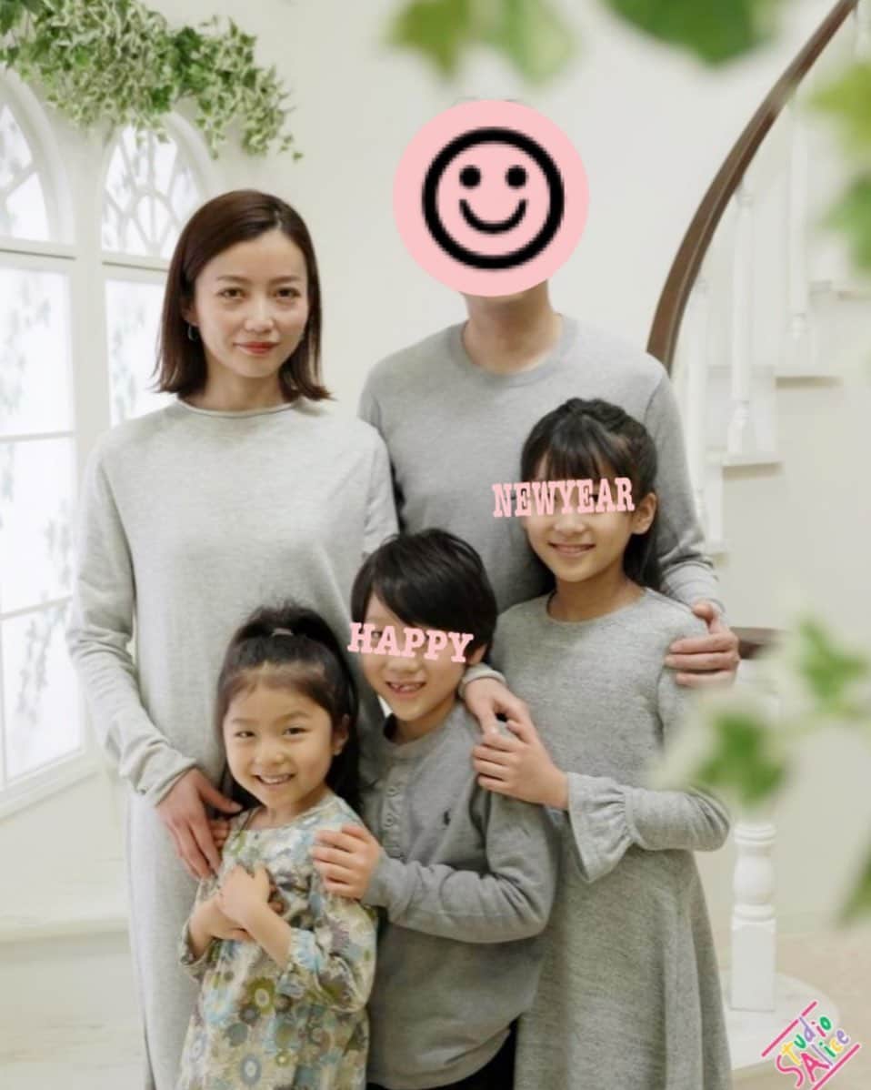 のインスタグラム：「. 2021◊*ﾟ 明けましておめでとうございます🎍 本年もよろしくお願い致します♡ . だんだん赤ちゃん感がなくなる次女 少年になってゆく息子 すっかりお姉さんの長女 老いてゆく両親😂 まぁこれも思い出♡  . #2021#あけましておめでとうございます#遅#家族写真#familyphoto#5人家族#3きょうだい#10歳#7歳#5歳#夫婦#毎年恒例」