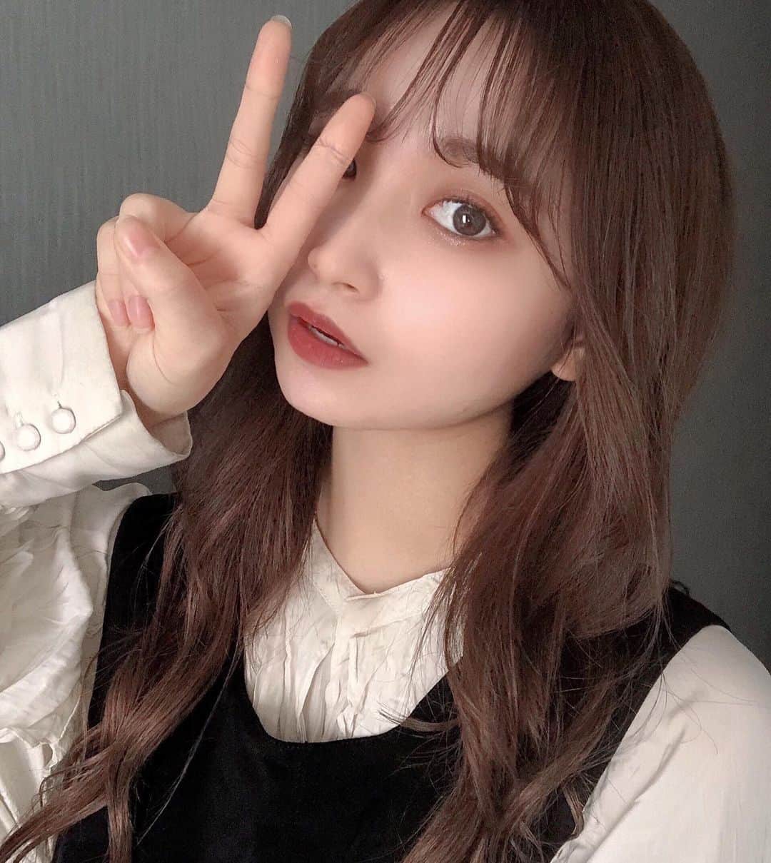 内海里来のインスタグラム：「😯✌️﻿ ﻿ ﻿ ﻿ ﻿ #ロングヘア #エクステ #巻き髪ロング #salonstyle #hairstyle #me #selfie #instalike #lfl」