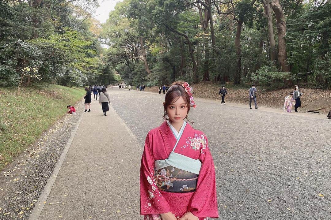 利咲のインスタグラム：「Japanese New Year👘💖  Do you have any New Year's resolutions?  2021年の抱負があったら聞かせて下さい😇💓  #お正月 #2021 #振り袖 #着物 #明治神宮 #kimono #newyear #happynewyear #happynewyear2021 #🎍 #👘 #meijijingu #meijijingushrine #japanesekimono #成人式 #晴れ着」