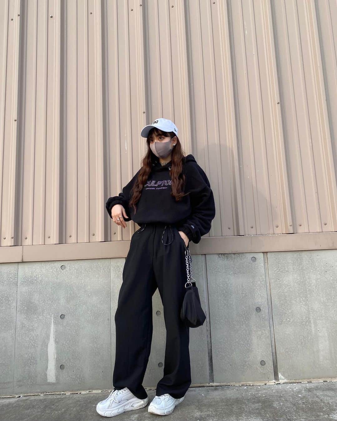 のインスタグラム：「このトップスお腹のとこキュってできて可愛い✌️🖤💜 ・ ・ @sculptor_jp  ・ ・ ・ ・ ・ ・  #fff#f4f#lfl#l4l#follo#follome#instagood#like4like#like4likes#korea#koreanstyle#koreanfashion#@_093024_#fashion#韓国#韓国ファッション#韓国スタイル#ootd#ootdfashion#韓国好きな人と繋がりたい#お洒落好きさんと繋がりたい#ファッション#いいねしてくれた人の中で気になった人フォロー#セルカ」