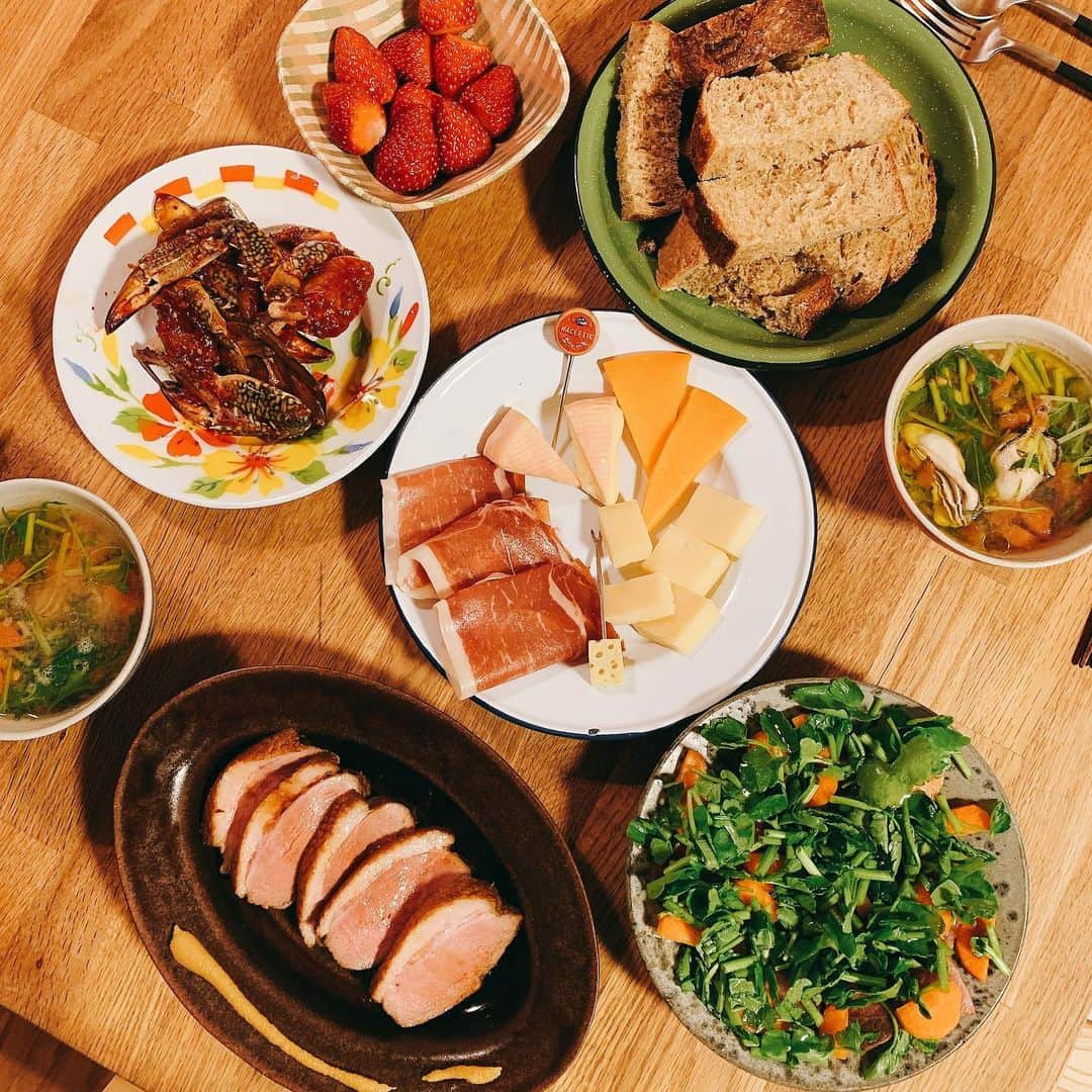 リサ のインスタグラム：「なぜかクリスマスみたいなメニューだった、 年明けのごはん🍚」