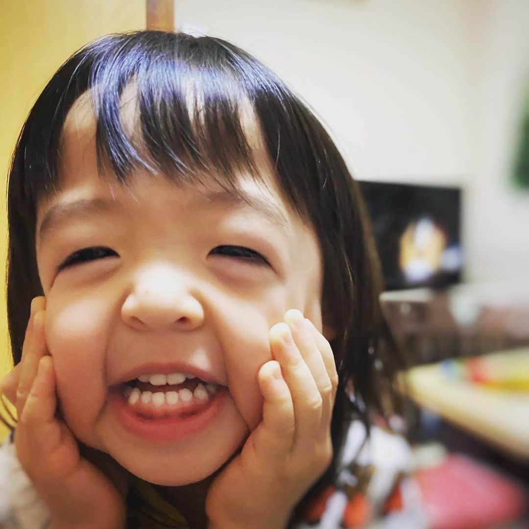 古本新乃輔のインスタグラム：「娘と昼食。  とあるフードコートのうどん屋でお子様セットを注文。  付録におもちゃをもらえるのだが性別でわかれており、  店員さんに『男の子 女の子 どちらですか？』と訊かれてしまった。  ピンクのダウン着ててもダメかぁ。」