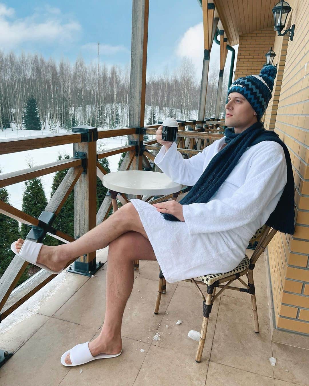 アレクサンドル・エンベルトのインスタグラム：「Внутренний туризм!🏕 ⠀ До недавних пор, когда я слышал словосочетание : «внутренний туризм» представлял себе поход с палаткой!🤗 ⠀ И как же всё изменилось сейчас! Мы с Лесей @alesya.di провели прекрасные выходные в @levada_park_hotel 🏨 Баня, беседки для барбекю, ресторан, румсервис, отличный номер - и всё это не в Оберсдорфе, а в Ленинградской области! 😉 ⠀ Но надо сказать: и отдых в палатке в Ленинградской области, что надо!😏 Я, кстати, в детстве очень любил, мы всей семьей ездили на озёра под Петербургом дней на 5-6 ⛺️ Для меня 6-и летнего это было настоящее приключение!🤩 Мне кажется, не просто так я полюбил книгу Таинственный остров!🤗 ⠀ Расскажите, что для вас внутренний туризм?😉 ⠀ ⠀ #ленобласть #отдых #внутреннийтуризм #туризм #левада #левадаотель」